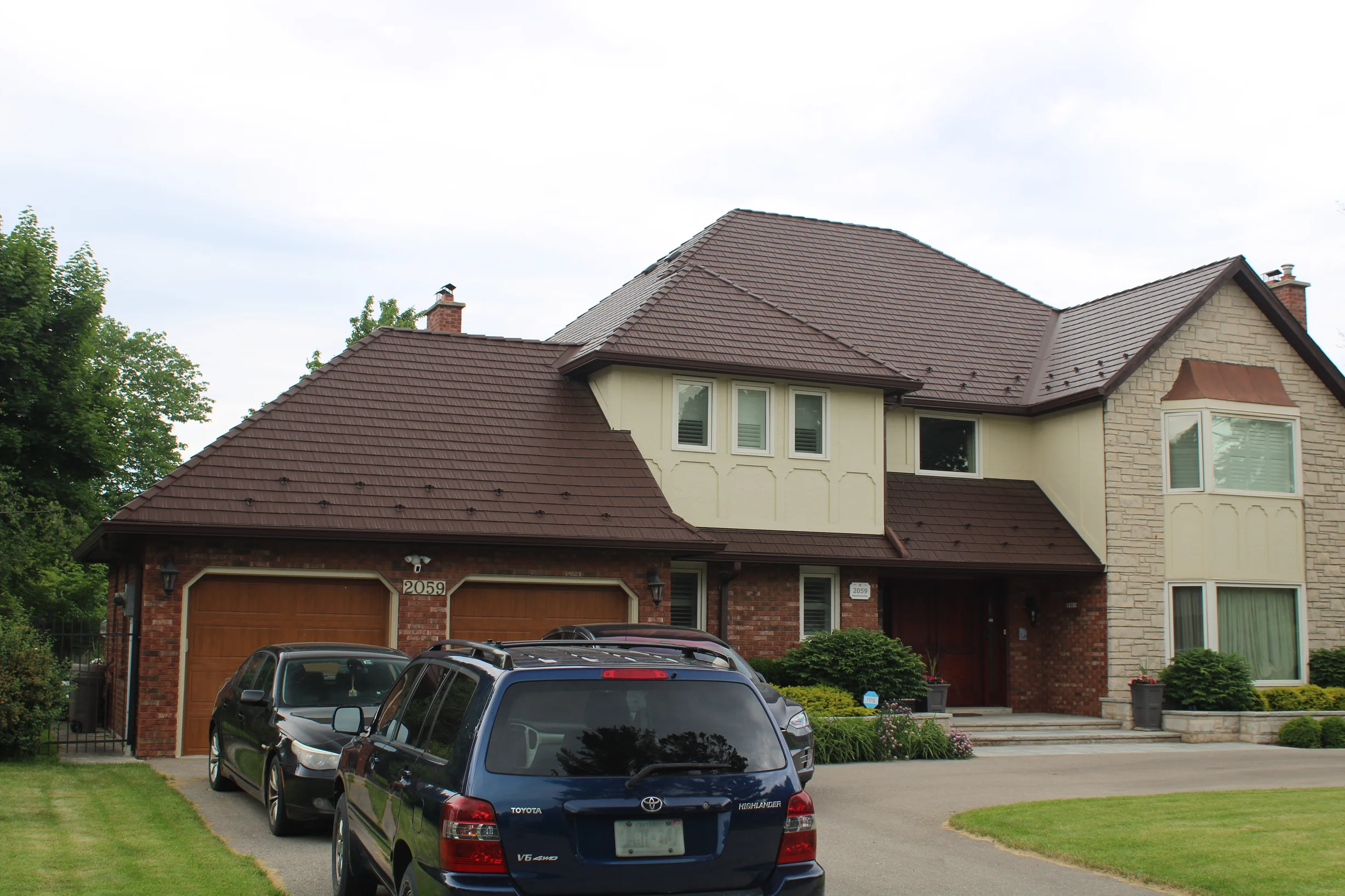 Colonial Brown Interlock Cedar Shingle aluminum roof on a Colonial home with a brown roof among suburban homes, Mississauga, Ontario
