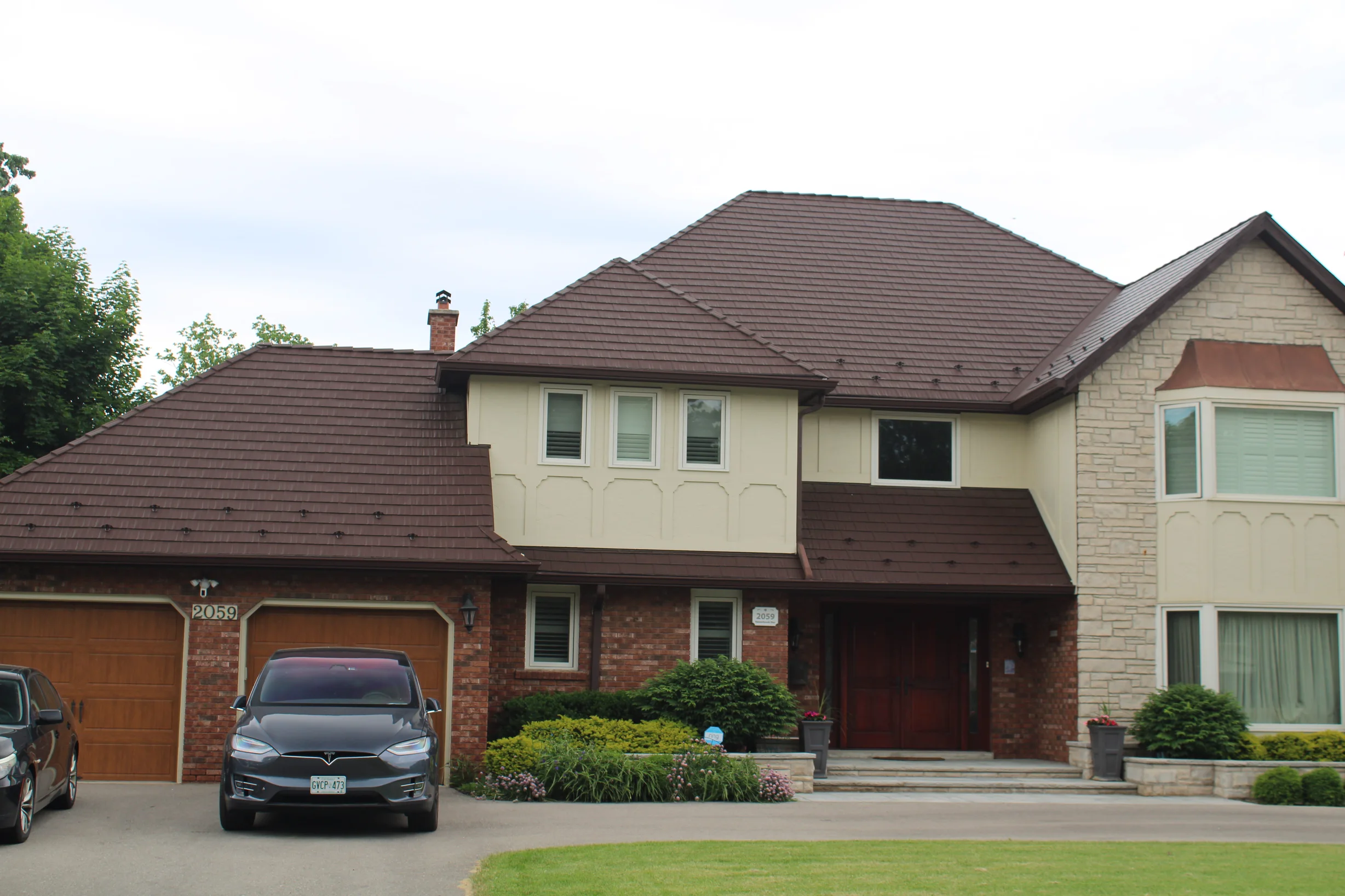 Colonial Brown Interlock Cedar Shingle aluminum roof on a Colonial brown metal roof on a two-storey home among, Mississauga, Ontario