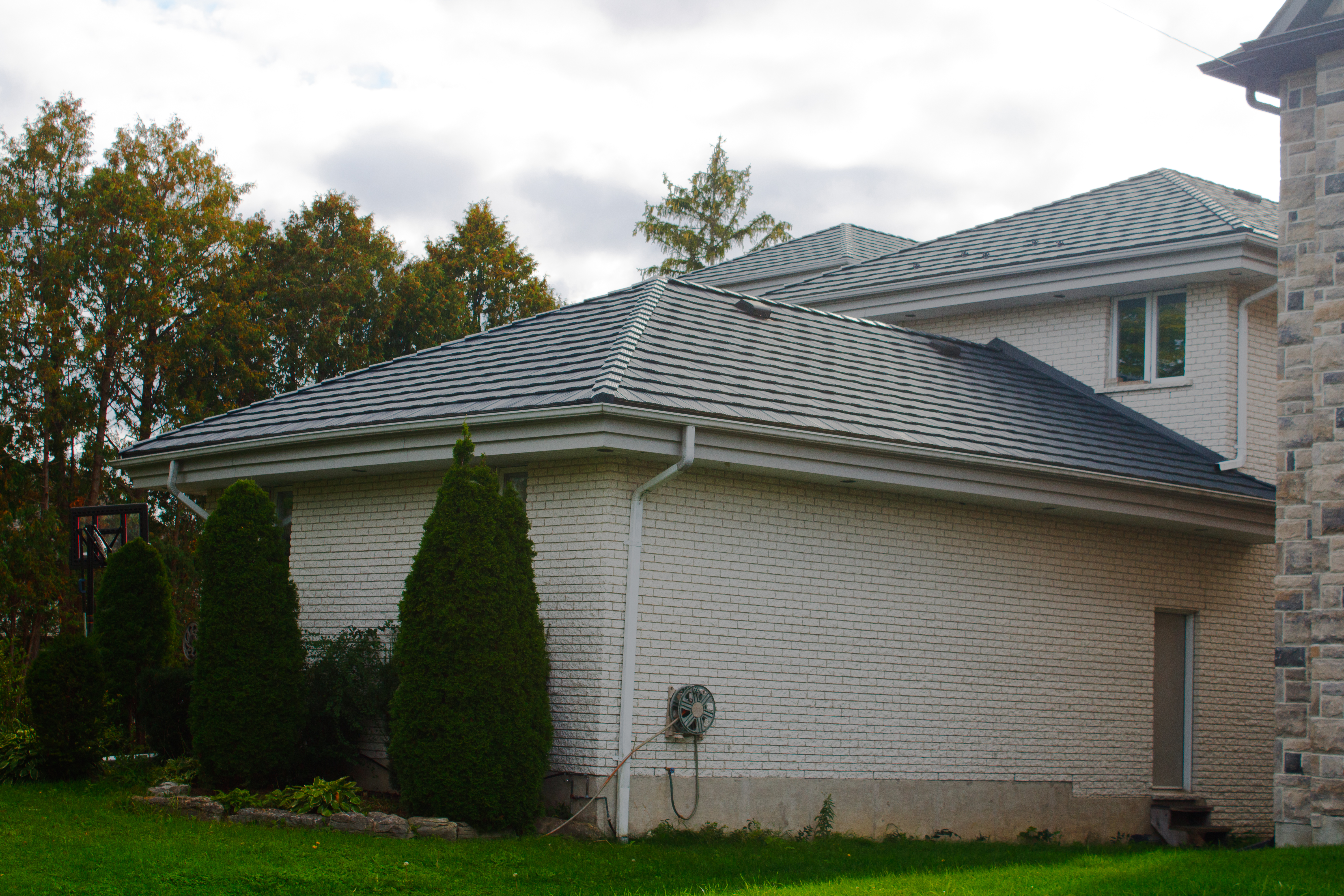 Interlock Aluminum Shake Metal Roofing – Charcoal Grey | Whitby, ON (Front-right elevation)