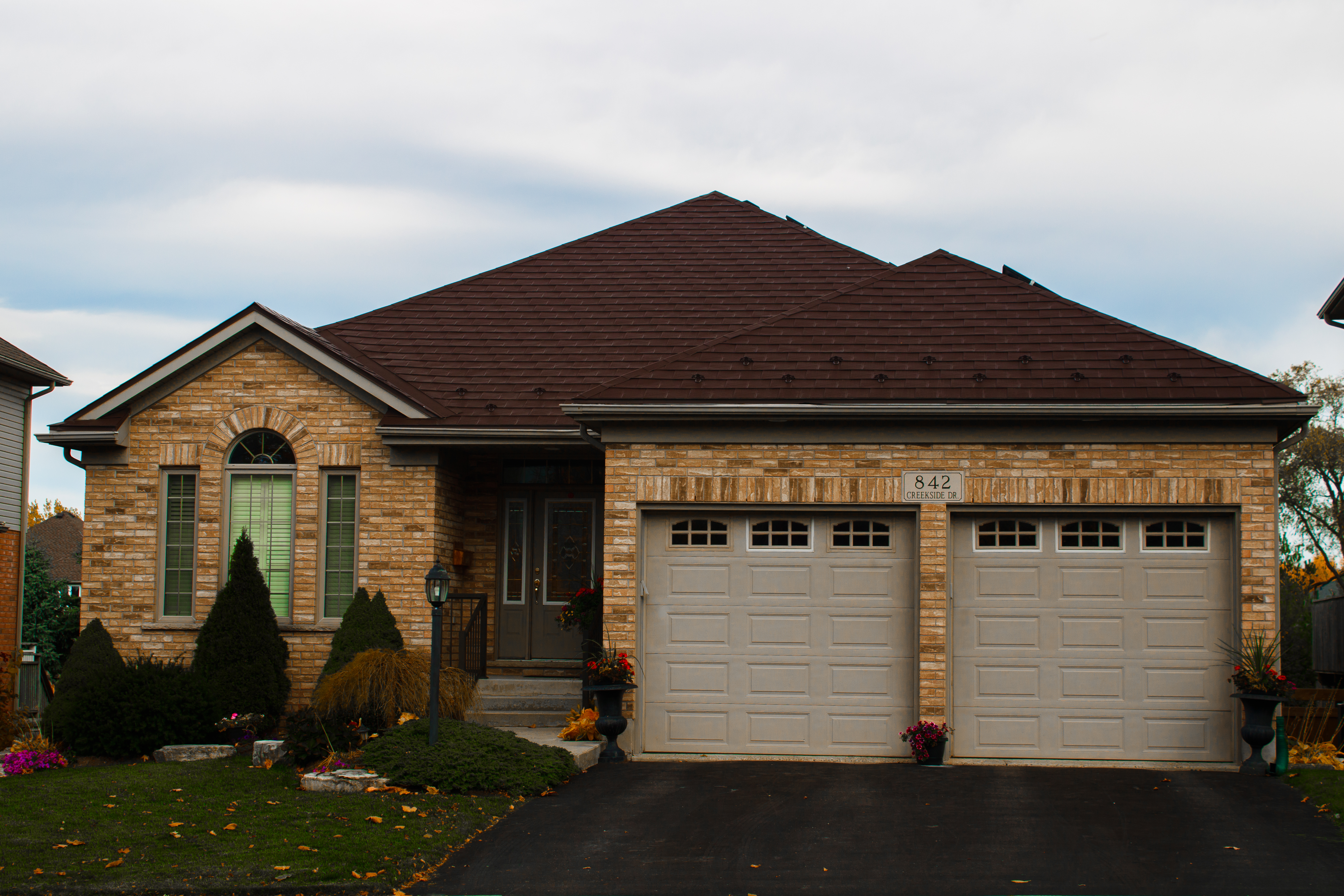 Interlock Aluminum Slate Metal Roofing – Colonial Brown | Waterloo, ON (Front elevation)