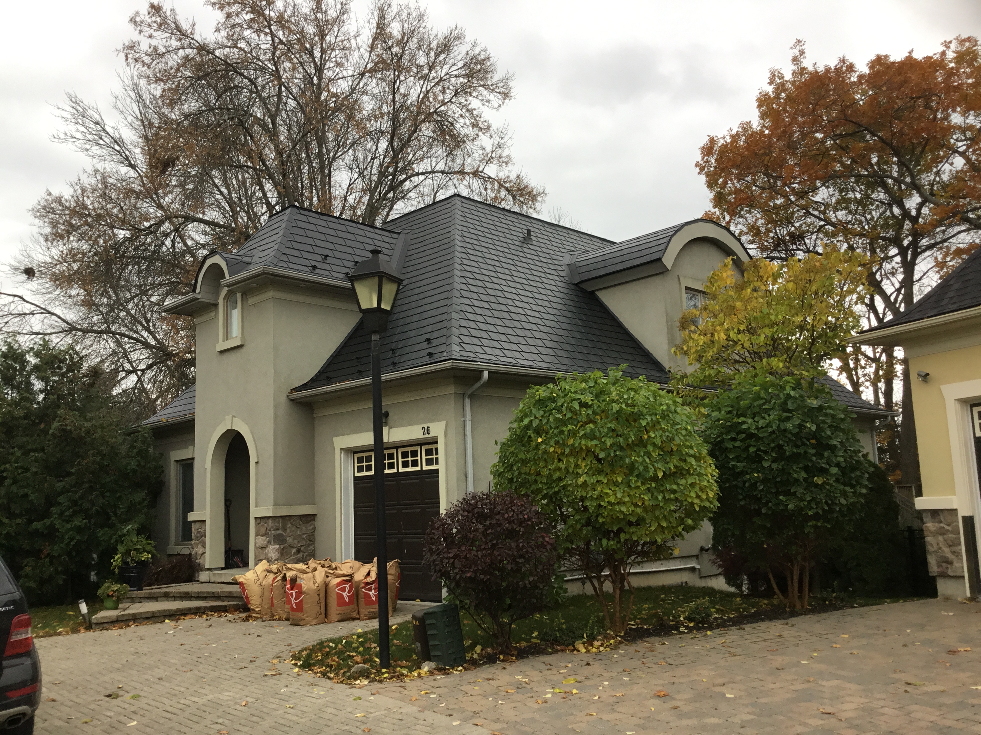 Interlock Aluminum Slate Metal Roofing – Black | Orillia, ON (Front-right elevation)
