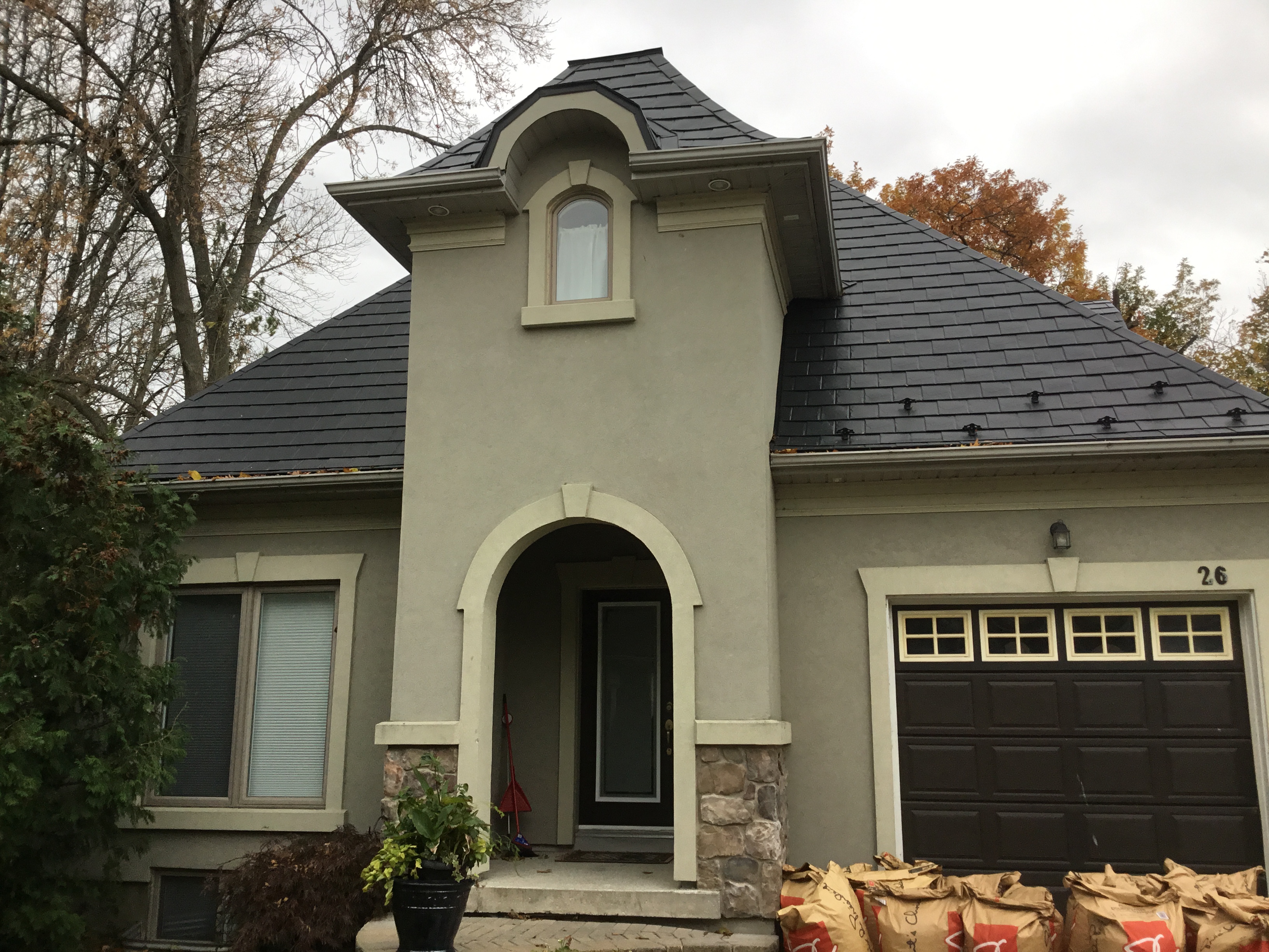 Interlock Aluminum Slate Metal Roofing – Black | Orillia, ON (Front elevation)