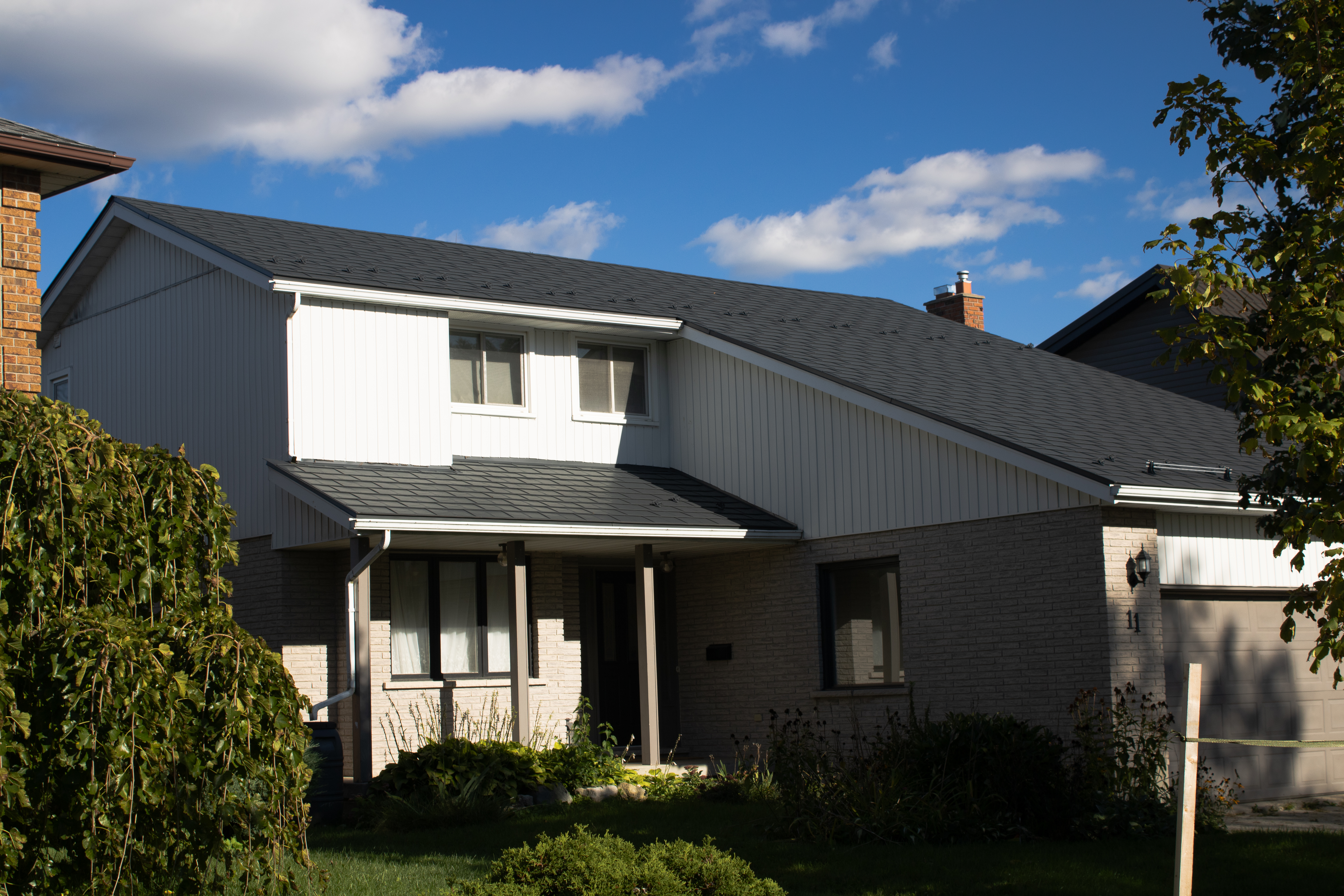 Interlock Aluminum Slate Metal Roofing – Deep Charcoal | Guelph, ON (Front-left elevation)
