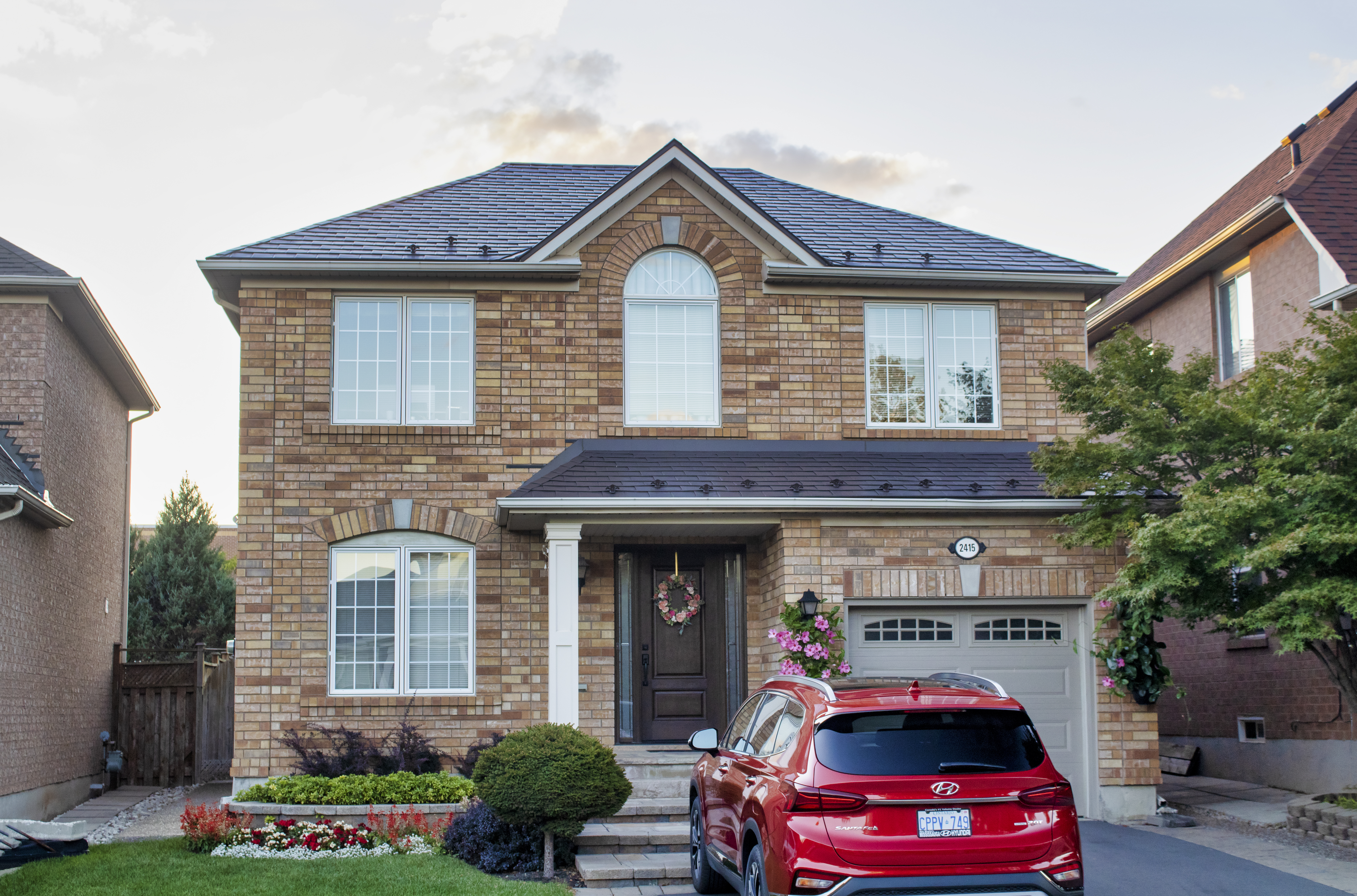 Interlock Aluminum Slate Metal Roofing – Tudor Brown | Oakville, ON (Street view)