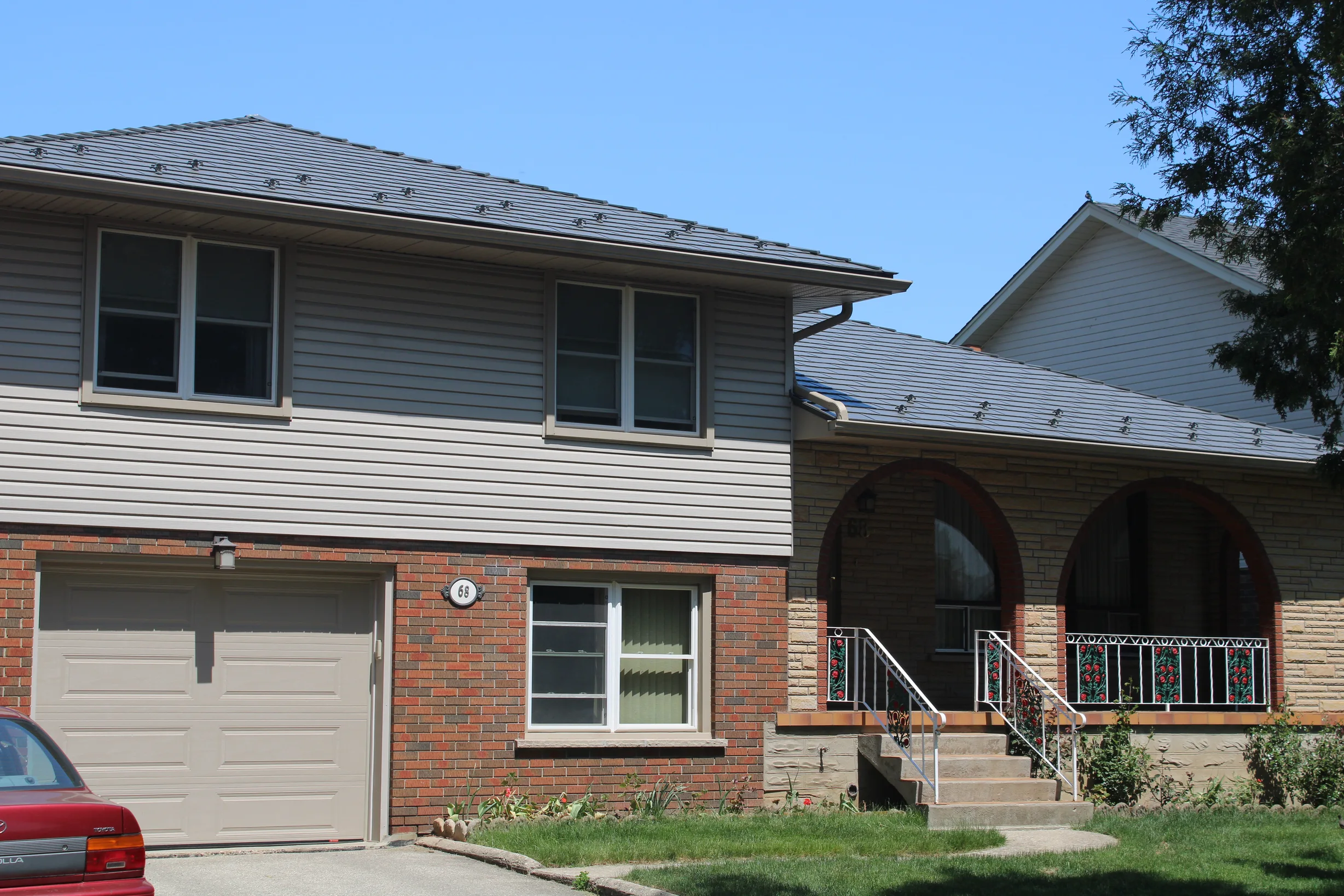 Musket Grey Interlock Cedar Shingle aluminum roof on a single-storey home with a metal roof in a suburban setting, Guelph, Ontario