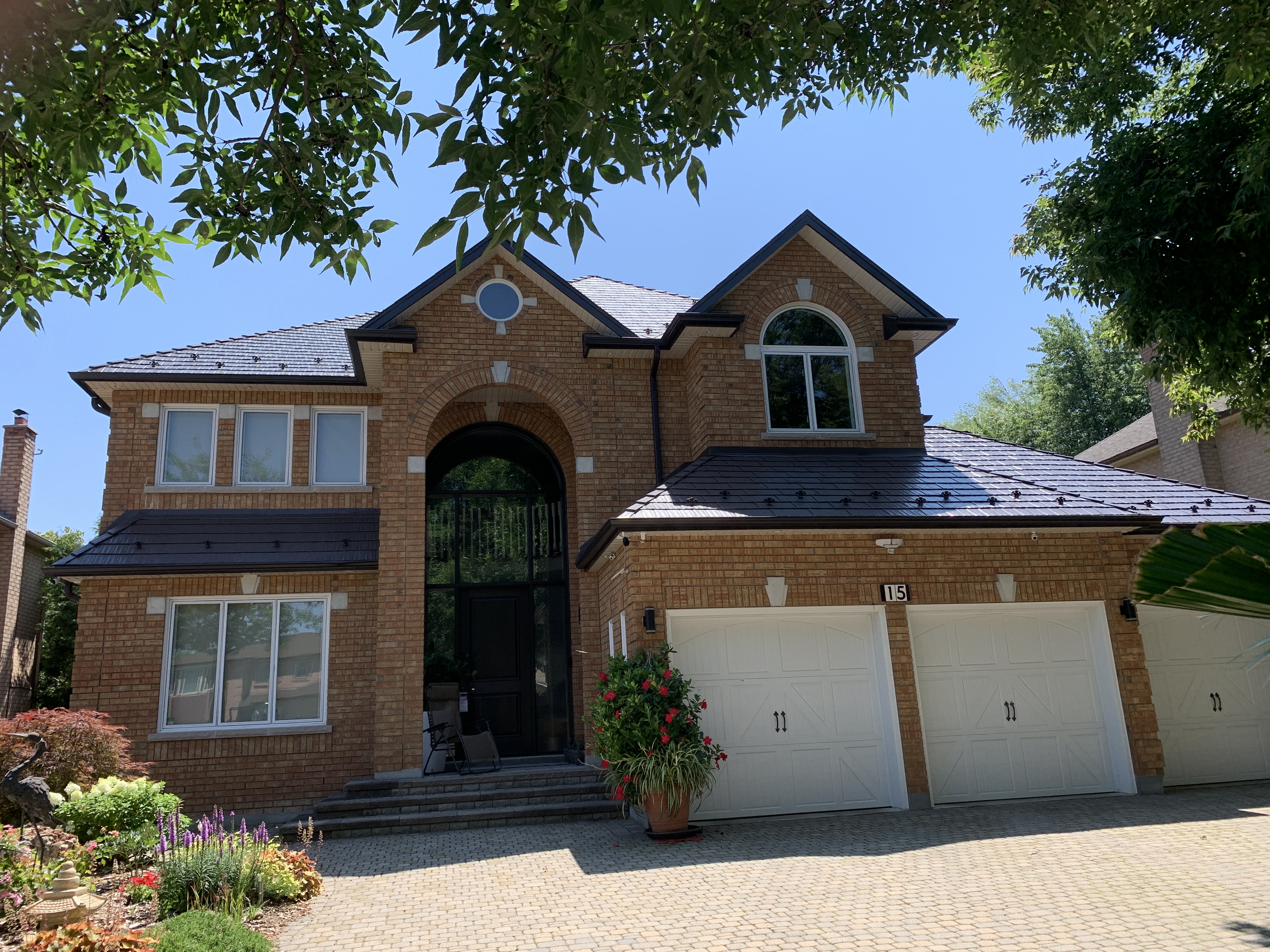 Interlock Aluminum Cedar Shingle Metal Roofing – Tudor Brown | Richmond Hill, ON (Front elevation)