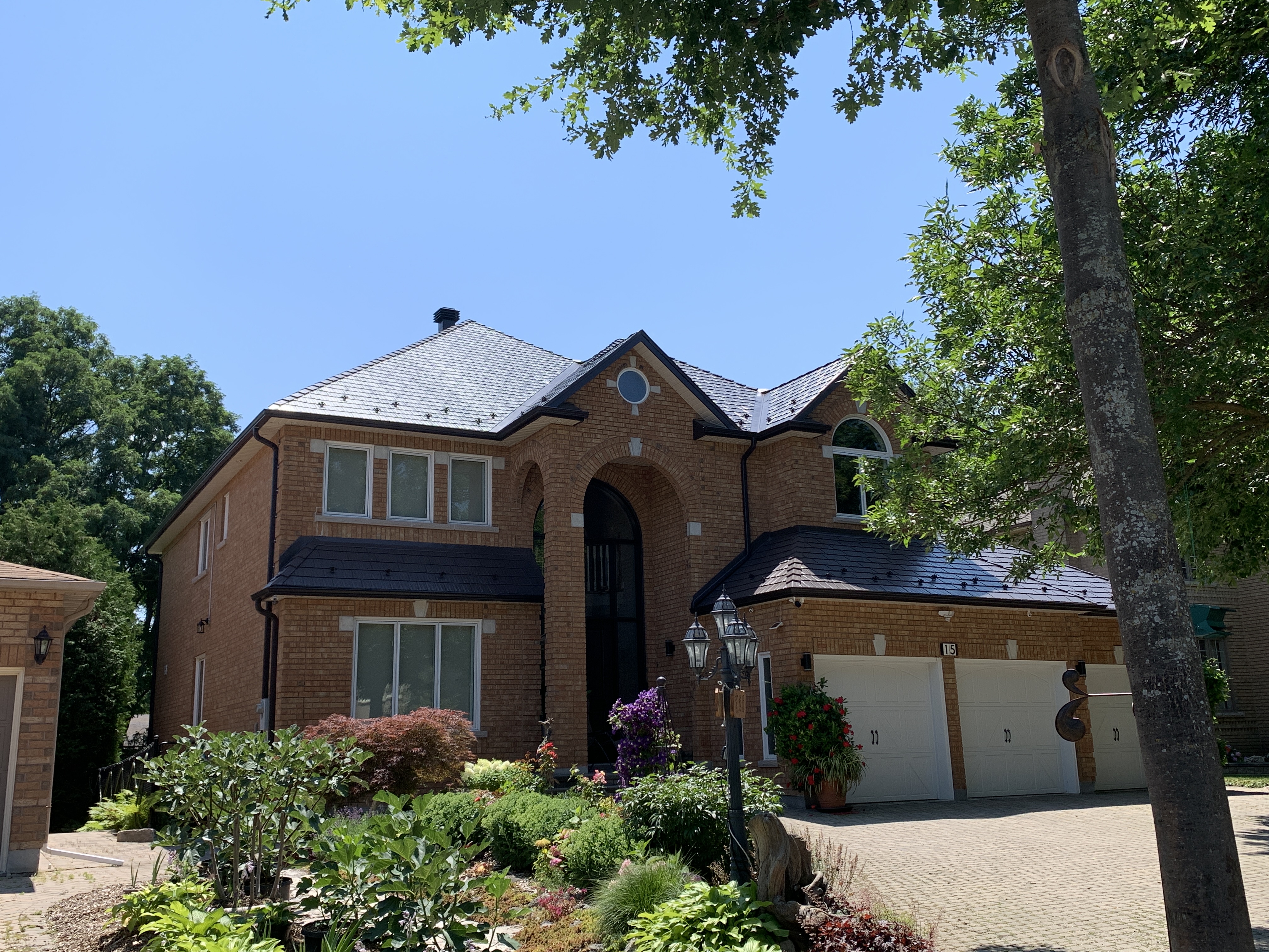 Interlock Aluminum Cedar Shingle Metal Roofing – Tudor Brown | Richmond Hill, ON (Street view)