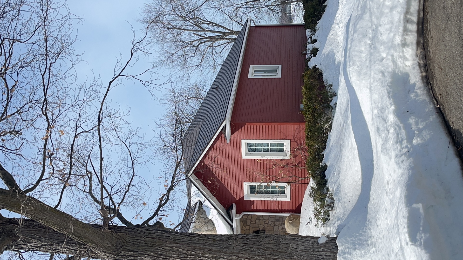 Interlock Aluminum Slate Metal Roofing – Tudor Brown | Orillia, ON (Front-right elevation)