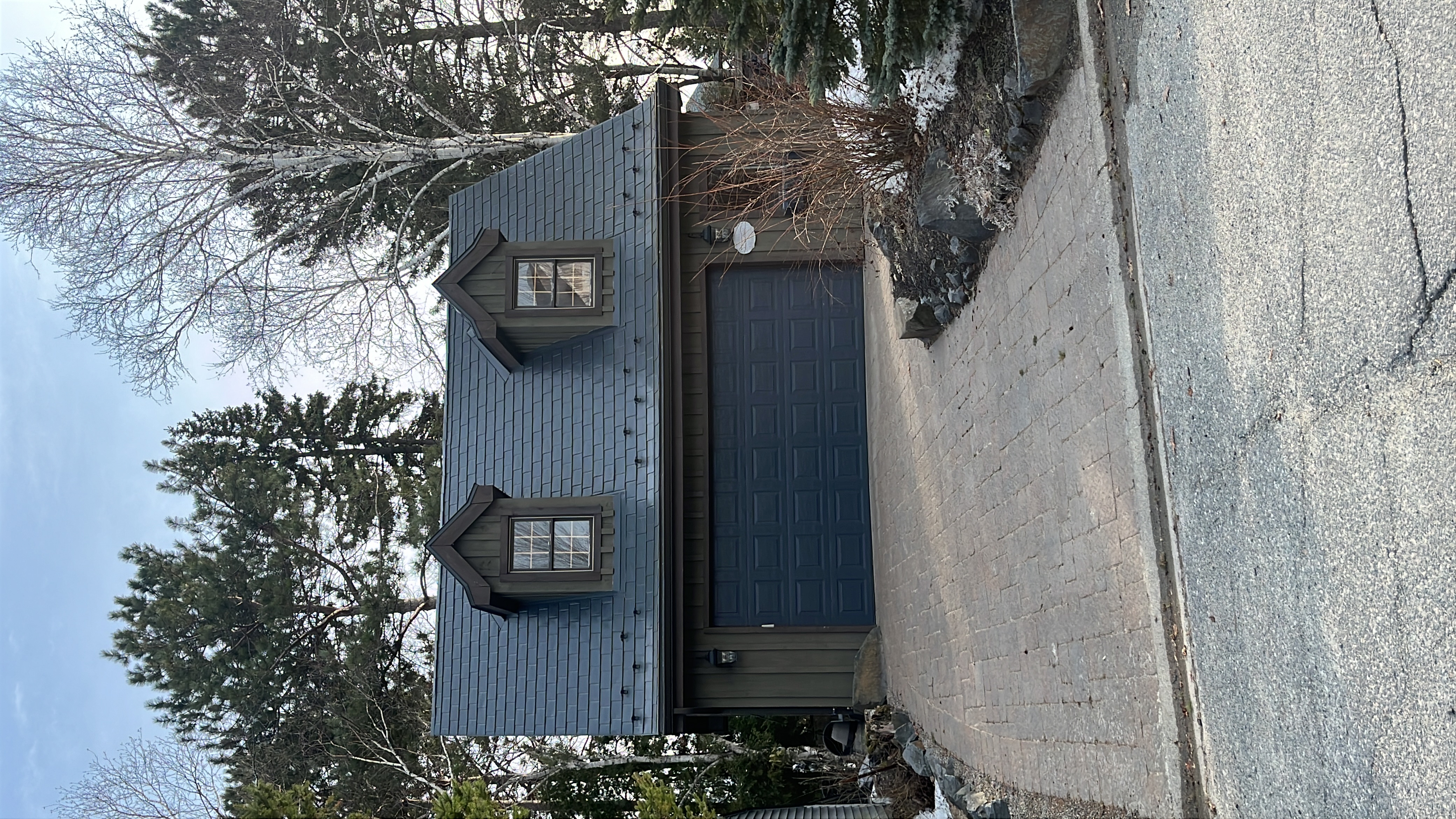 Interlock Aluminum Slate Metal Roofing – Deep Charcoal | Greater Sudbury, ON (Front elevation)