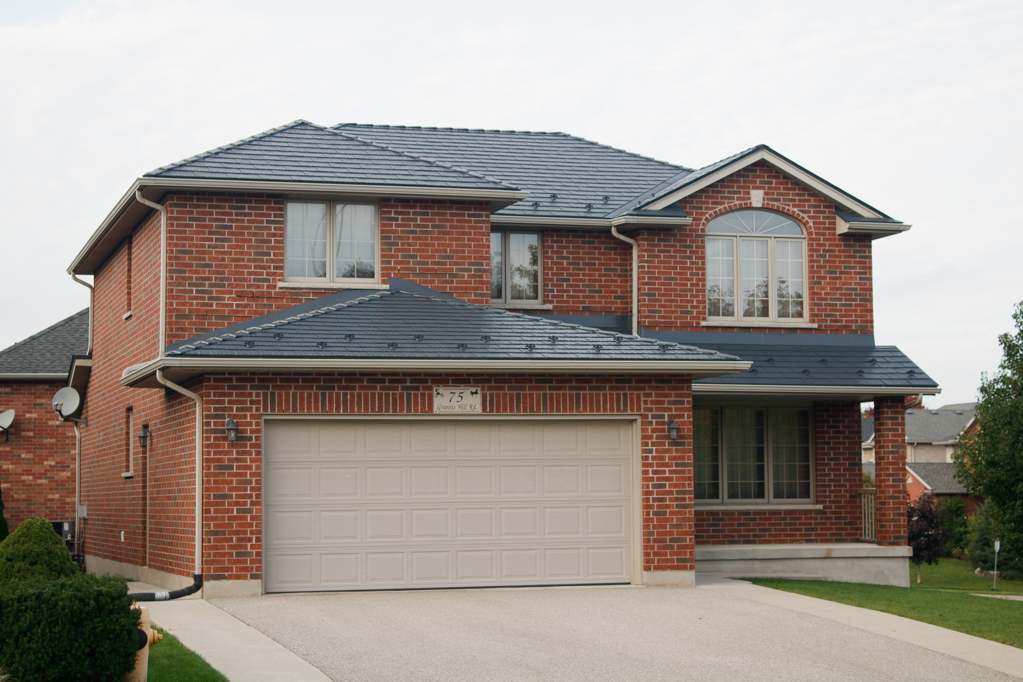 Interlock Aluminum Cedar Shingle Metal Roofing – Deep Charcoal | Cambridge, ON (Front-left elevation)