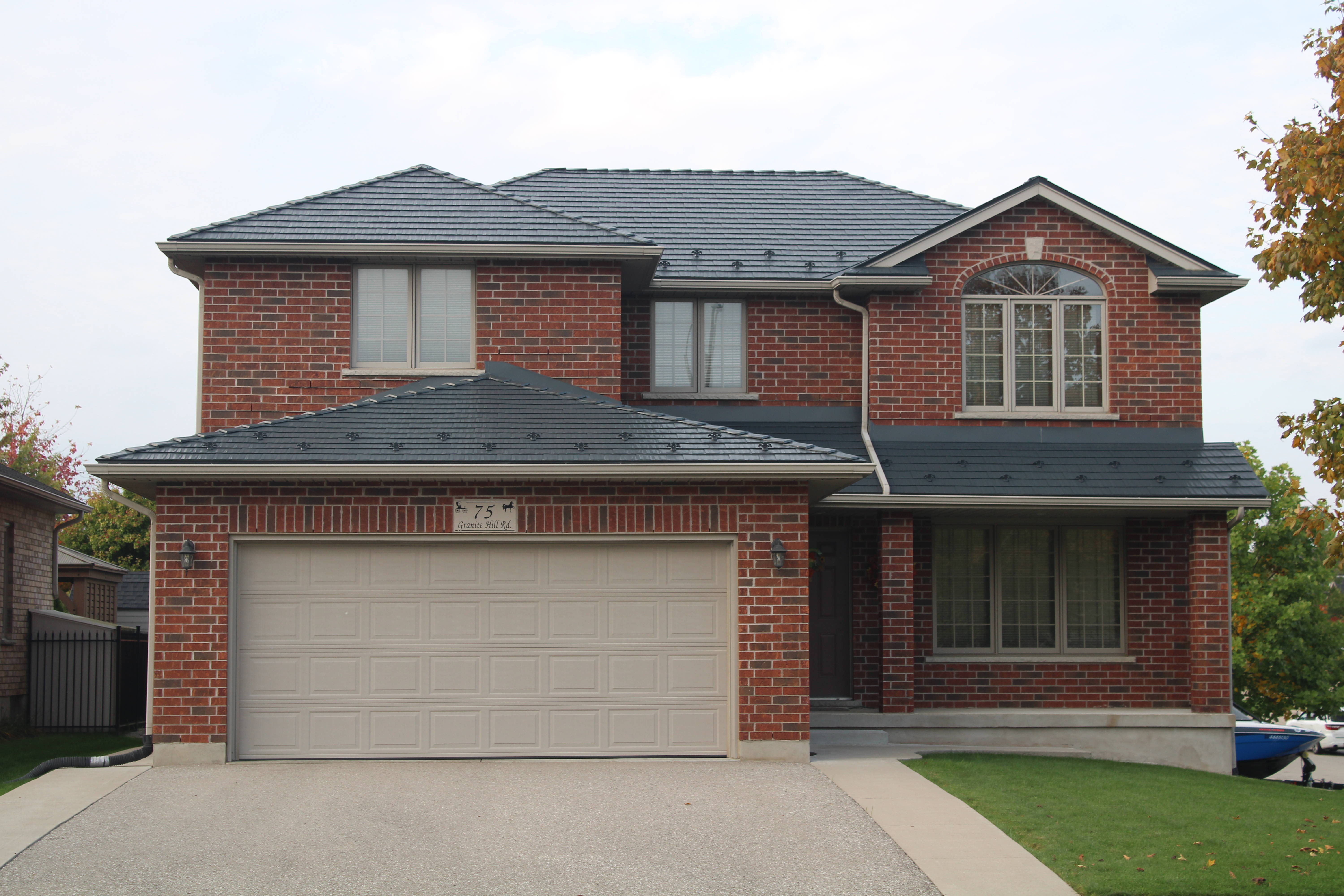 Interlock Aluminum Cedar Shingle Metal Roofing – Deep Charcoal | Cambridge, ON (Front elevation)