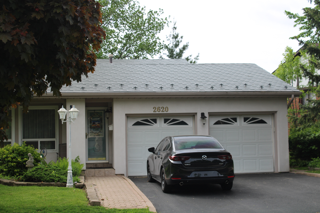 Interlock Aluminum Slate Metal Roofing – Musket Grey | Mississauga, ON (Front-right elevation)