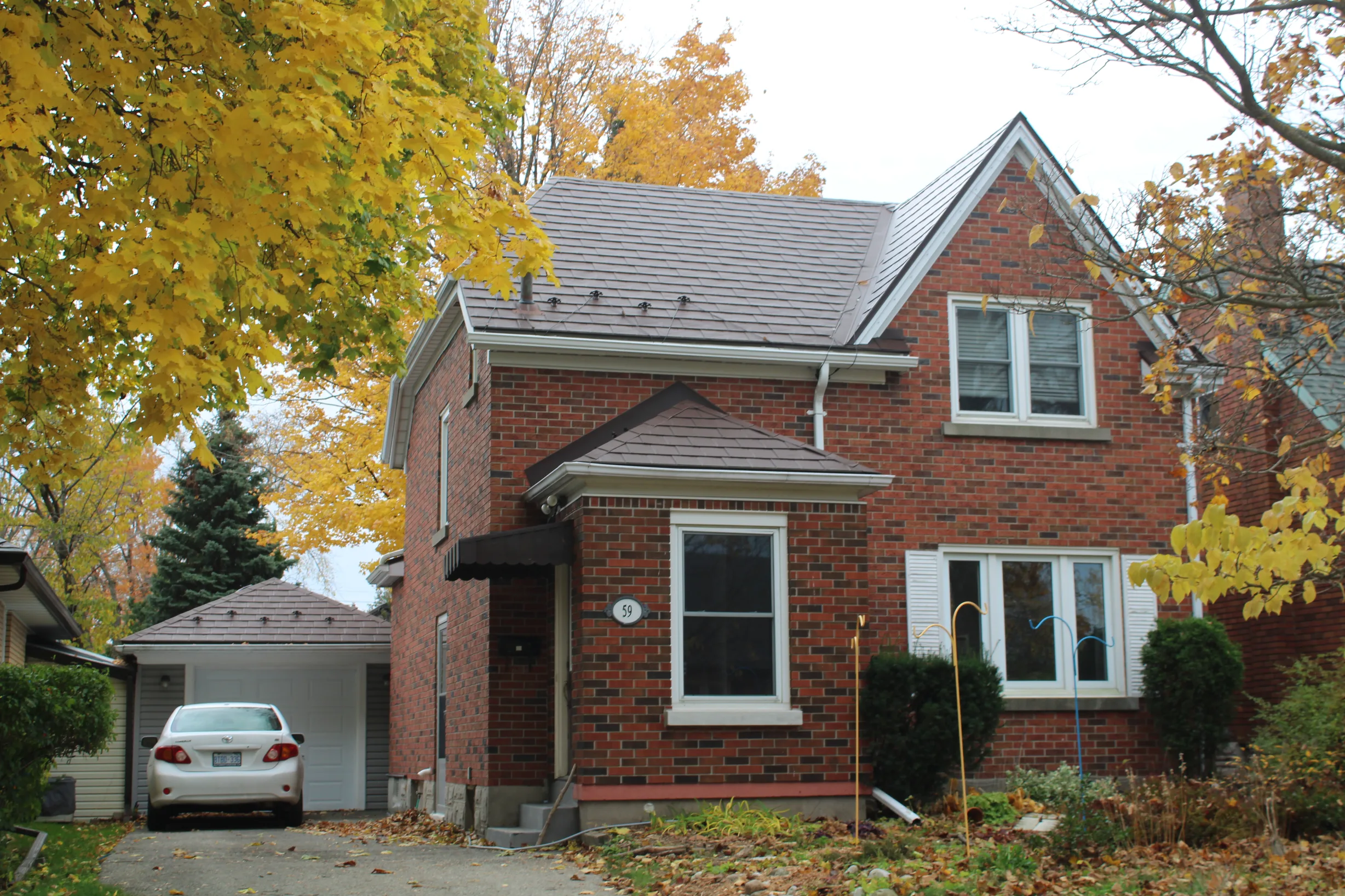 Colonial Brown Interlock Slate aluminum roof on a brown brick home with dormers and a white car, Kitchener, Ontario