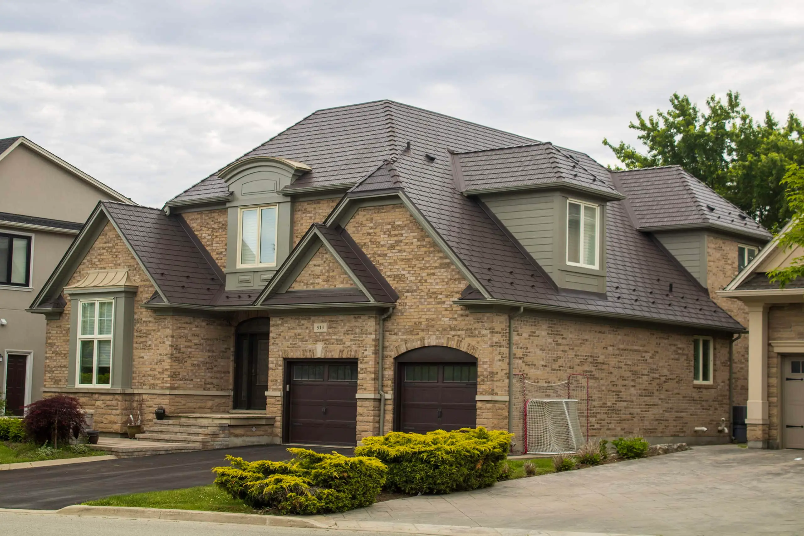 Interlock Aluminum Cedar Shingle Metal Roofing – Tudor Brown | Mississauga, ON (Front-right elevation)