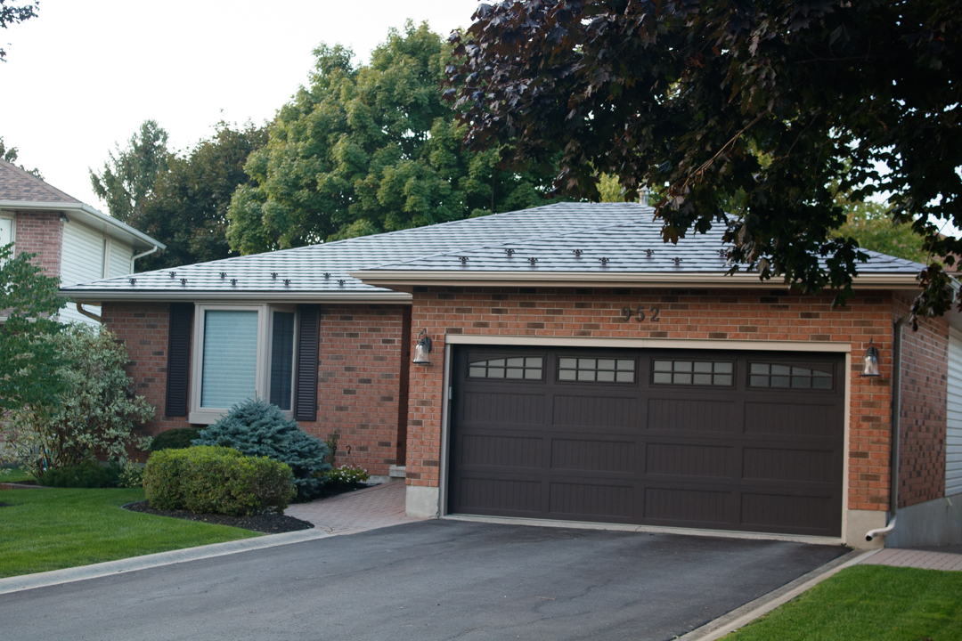 Interlock Aluminum Slate Metal Roofing – Colonial Brown | Kingston, ON (Front-right elevation)