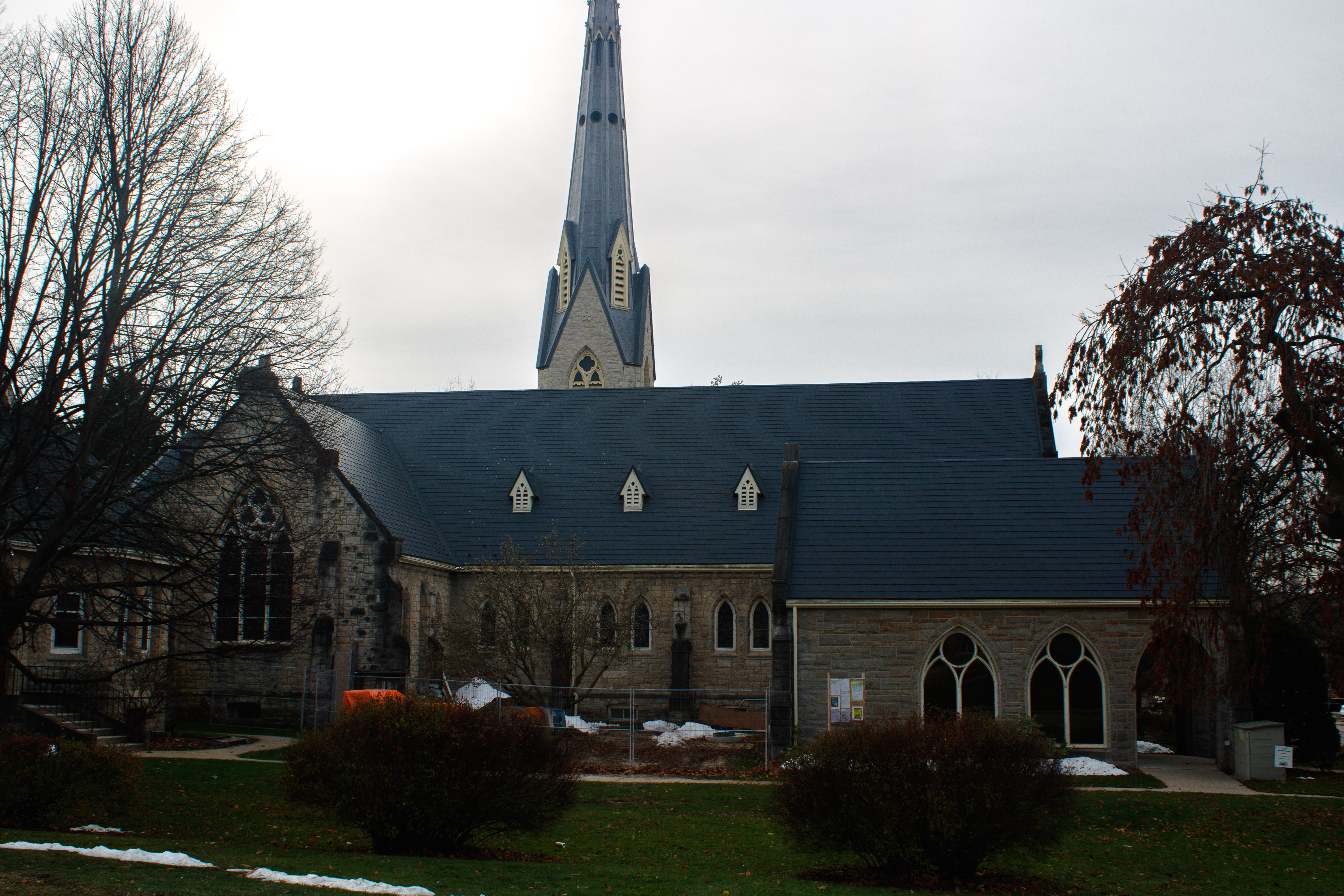 Interlock Aluminum Slate Metal Roofing – Deep Charcoal | Owen Sound, ON (Side elevation)