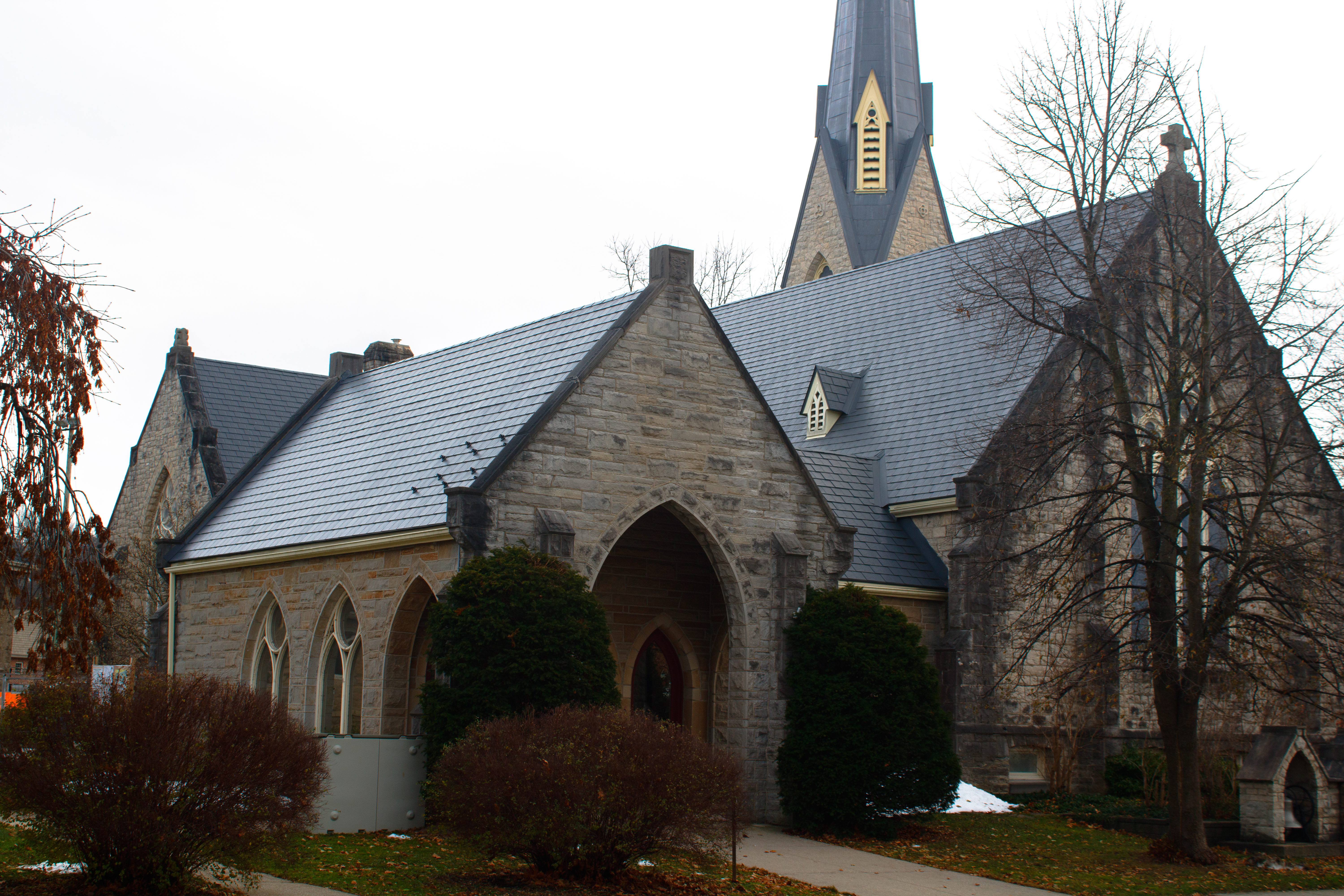 Interlock Aluminum Slate Metal Roofing – Deep Charcoal | Owen Sound, ON (Front-left elevation)