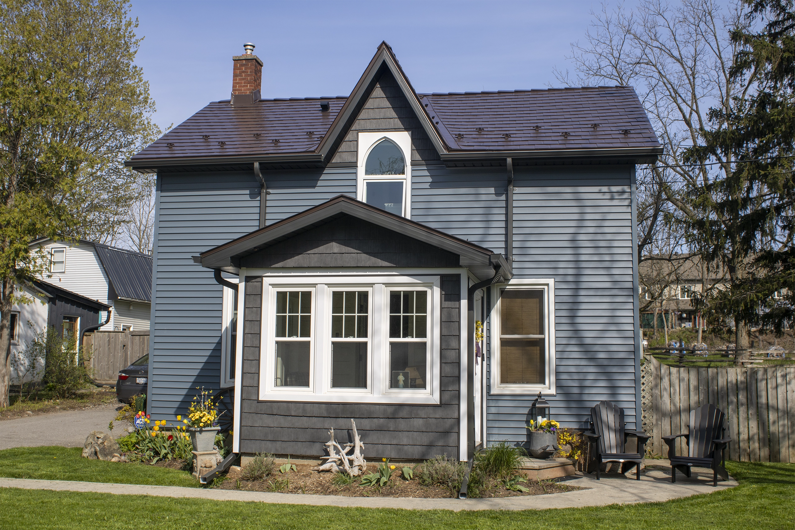 Interlock Aluminum Slate Metal Roofing – Colonial Brown | Campbellville, ON (Side elevation)