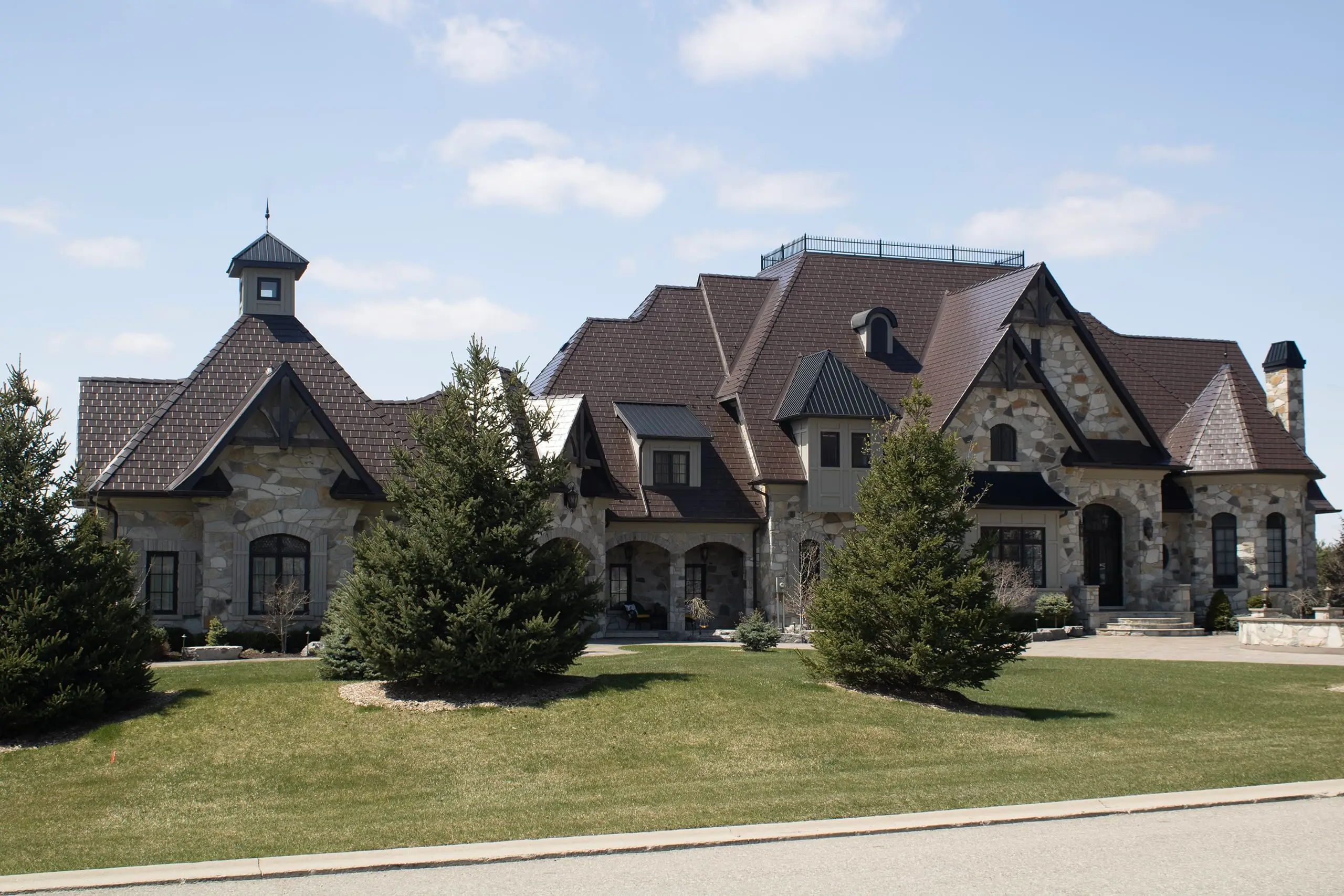 Interlock Aluminum Slate Metal Roofing – Colonial Brown | Caledon, ON (Street view)