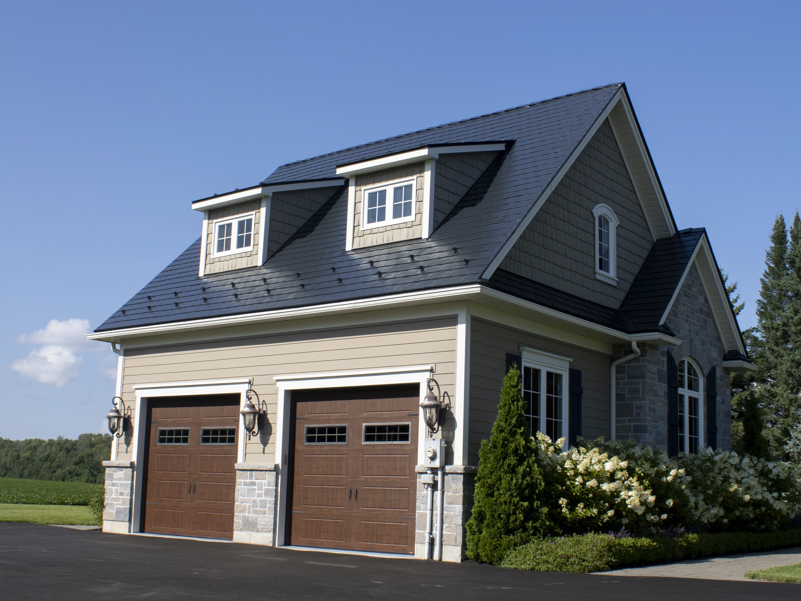 Interlock Aluminum Slate Metal Roofing – Black | Coldwater, ON (Side elevation)