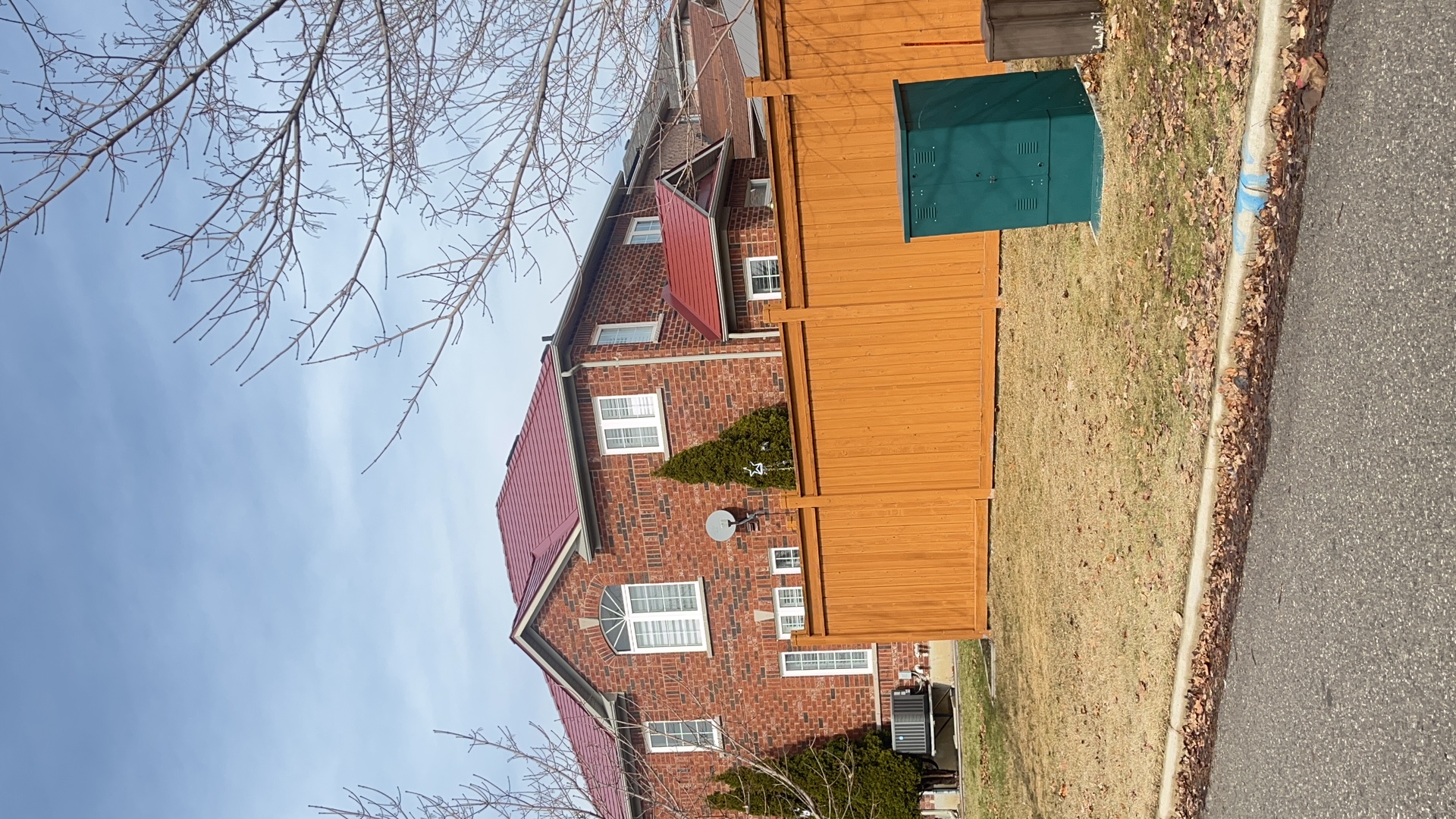 Interlock Aluminum Slate Metal Roofing – Tile Red | Mississauga, ON (Side elevation)
