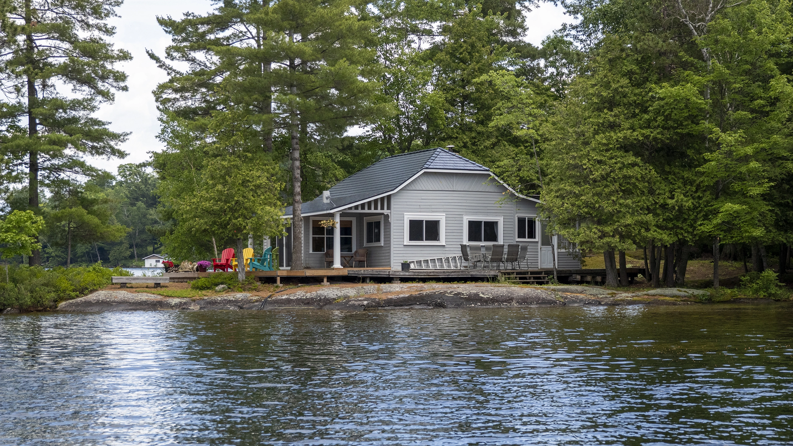 Interlock Aluminum Cedar Shingle Metal Roofing – Deep Charcoal | Winderemere, ON (Front elevation)