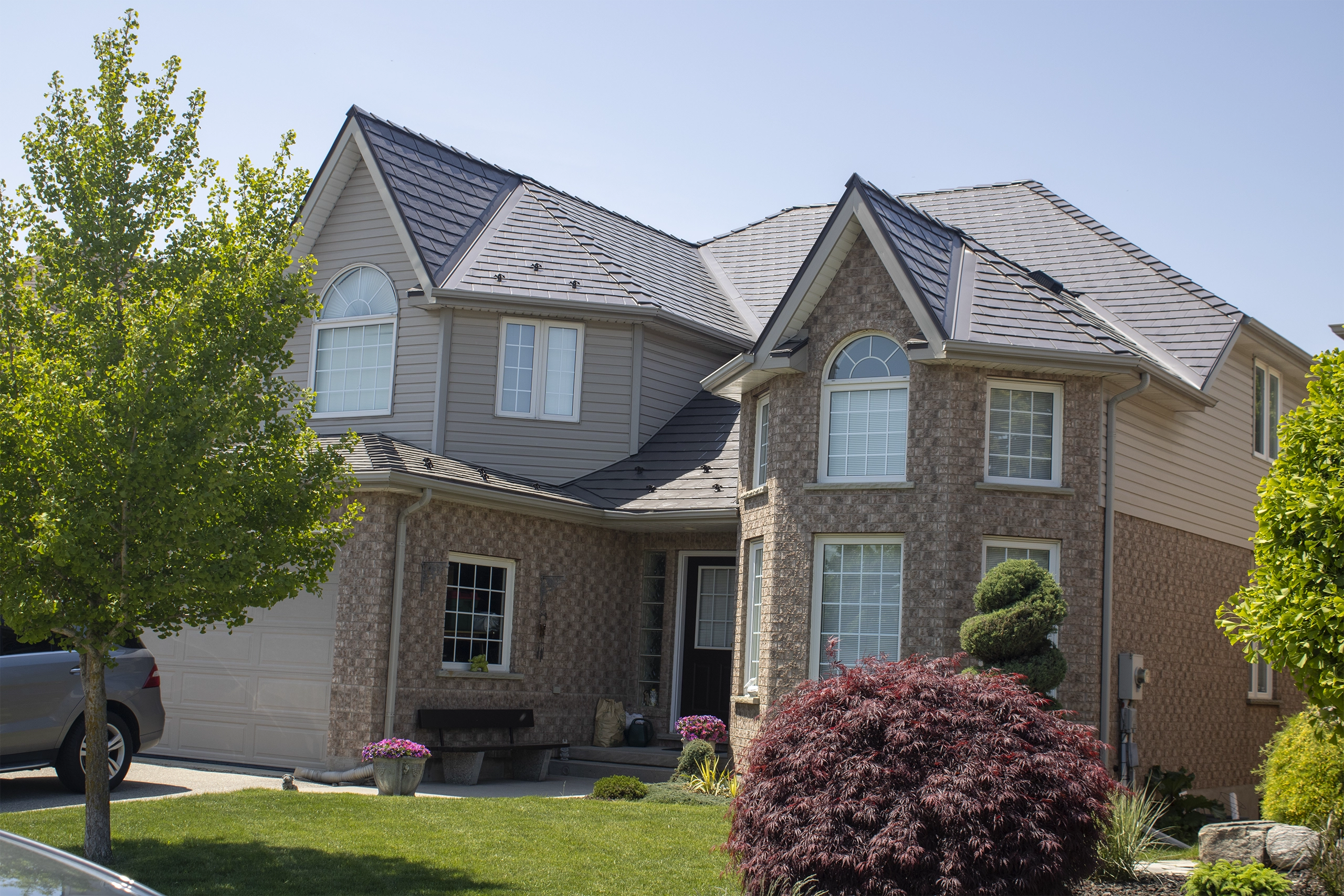 Interlock Aluminum Slate Metal Roofing – Tudor Brown | Guelph, ON (Side elevation)