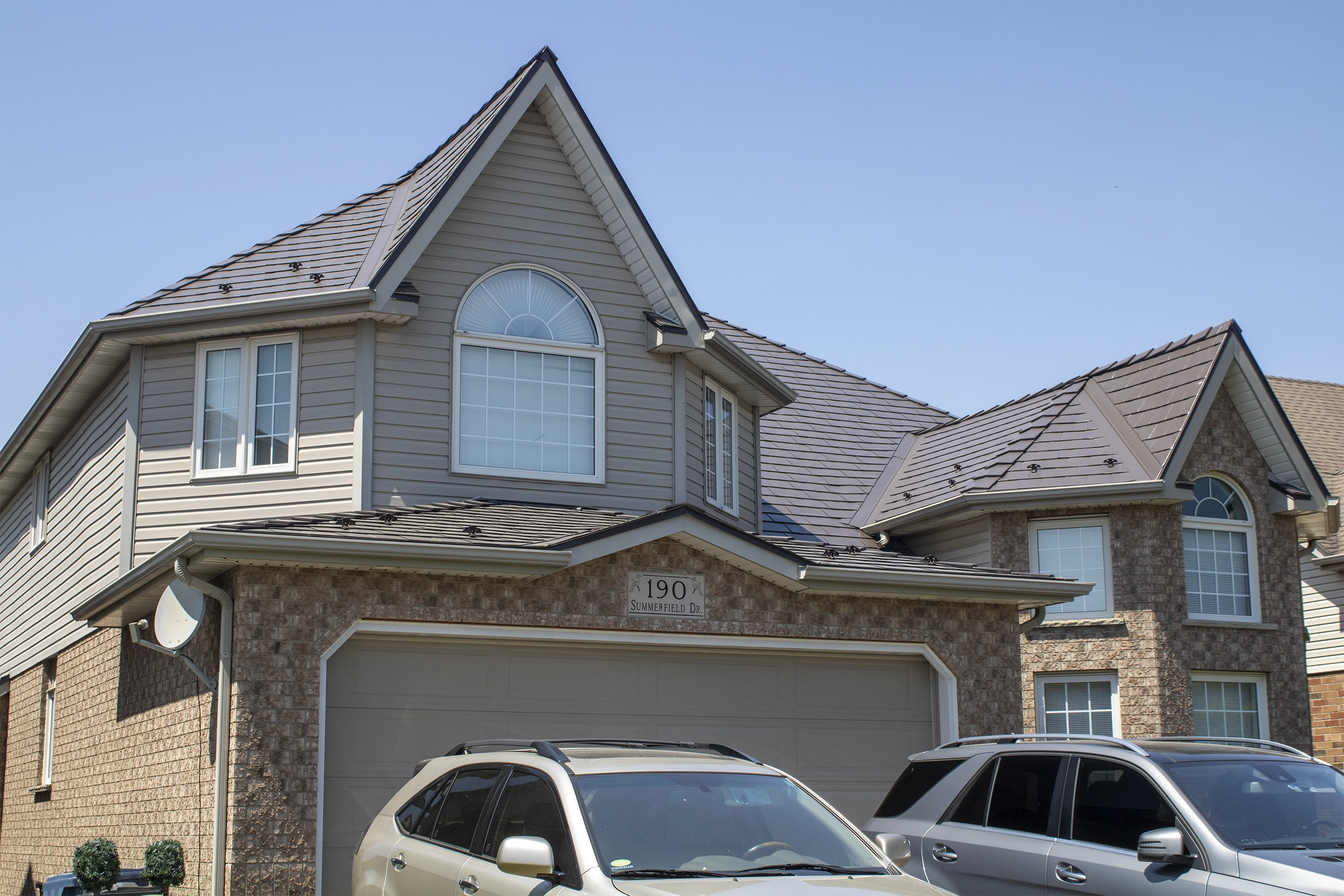 Interlock Aluminum Slate Metal Roofing – Tudor Brown | Guelph, ON (Street view)