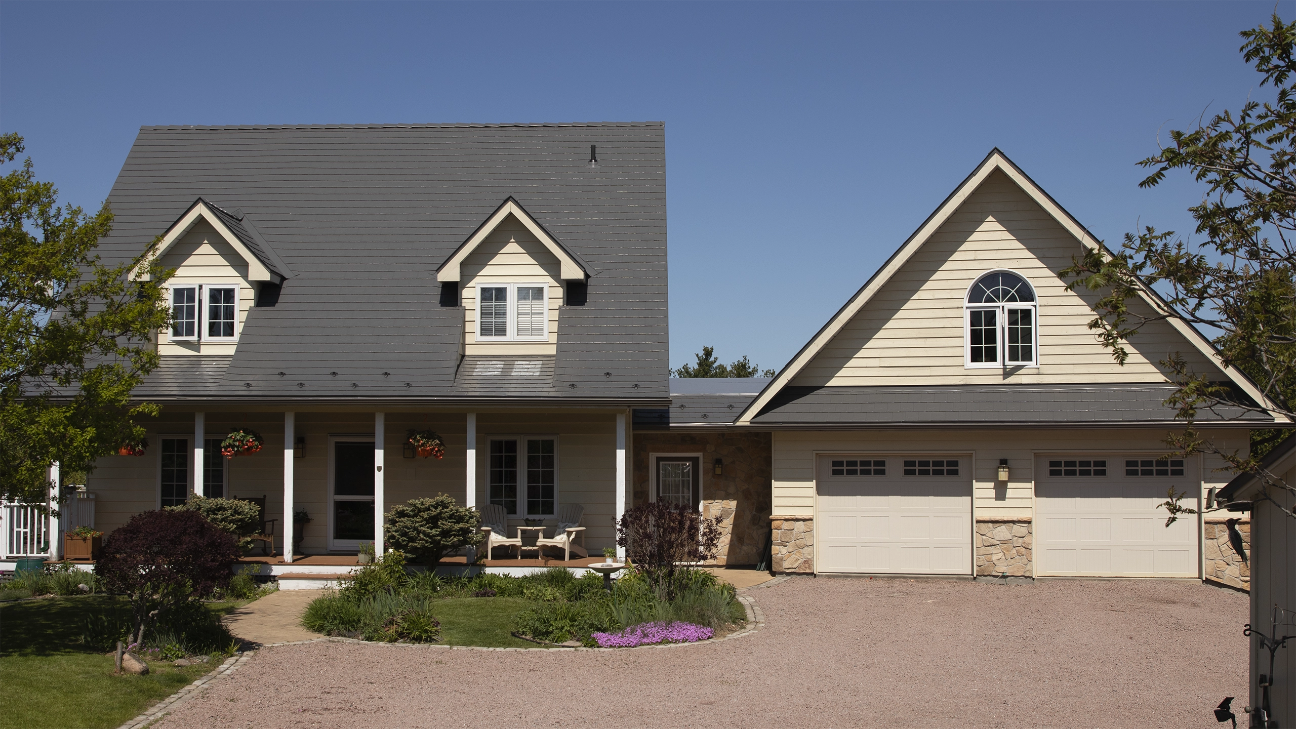 Interlock Aluminum Slate Metal Roofing – Musket Grey | Bethany, ON (Front elevation)