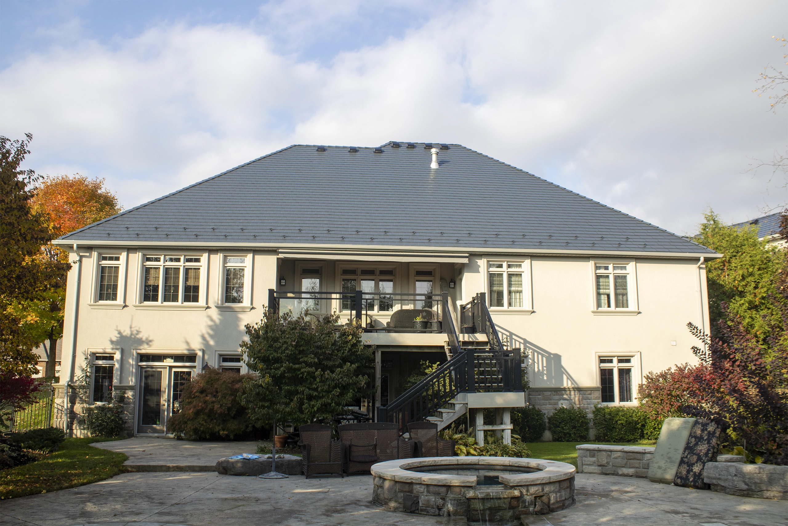 Interlock Aluminum Slate Metal Roofing – Deep Charcoal | Goodwood, ON (Rear elevation)