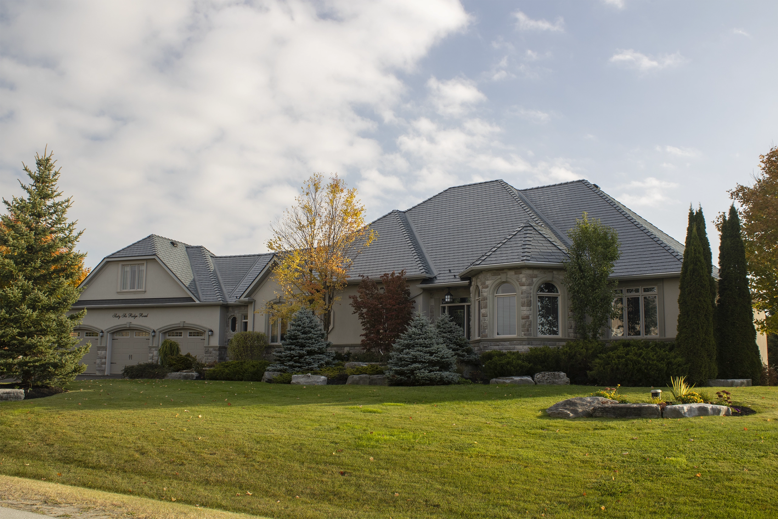 Interlock Aluminum Slate Metal Roofing – Deep Charcoal | Goodwood, ON (Street view)