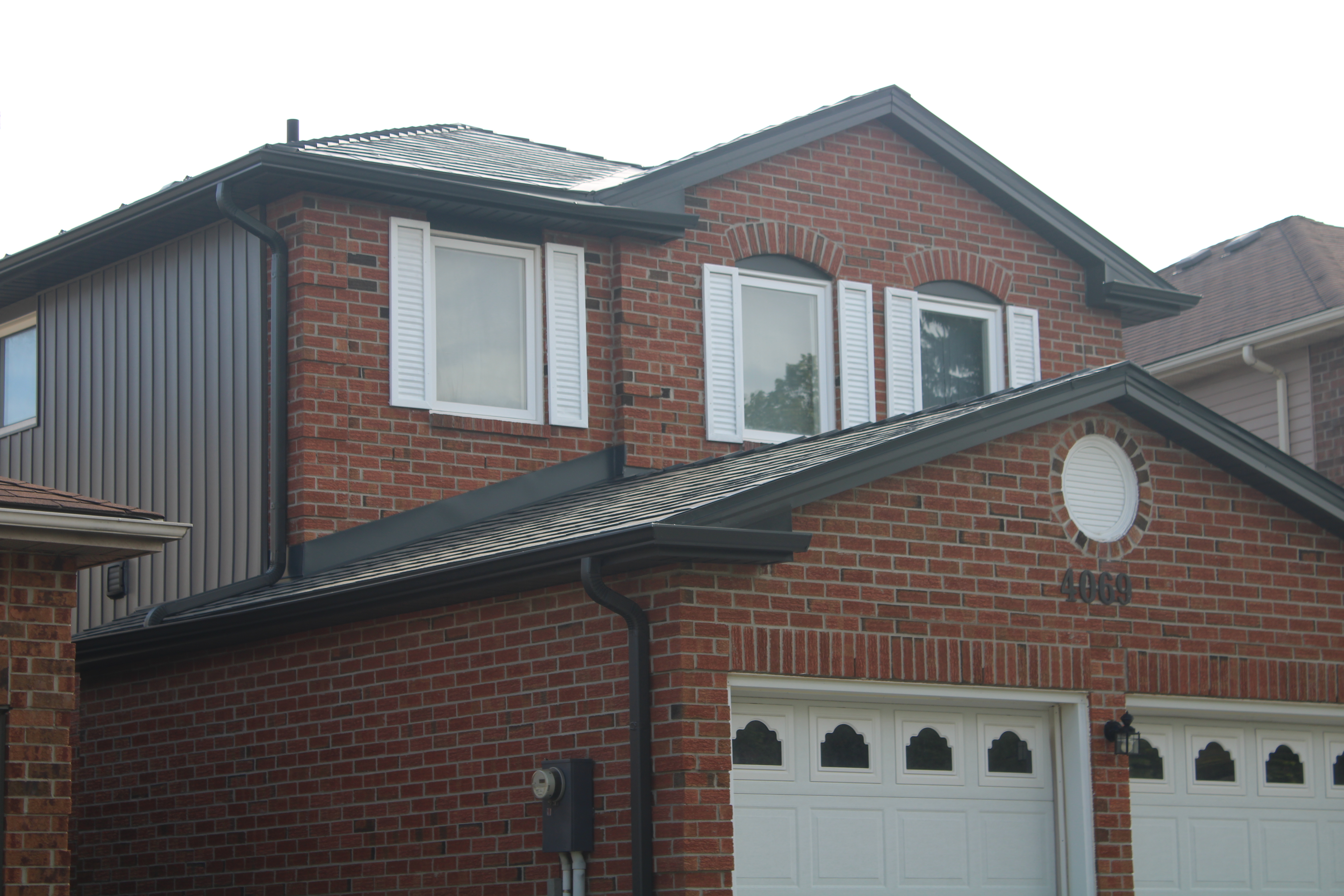 Interlock Aluminum Slate Metal Roofing – Deep Charcoal | Mississauga, ON (Front-left elevation)