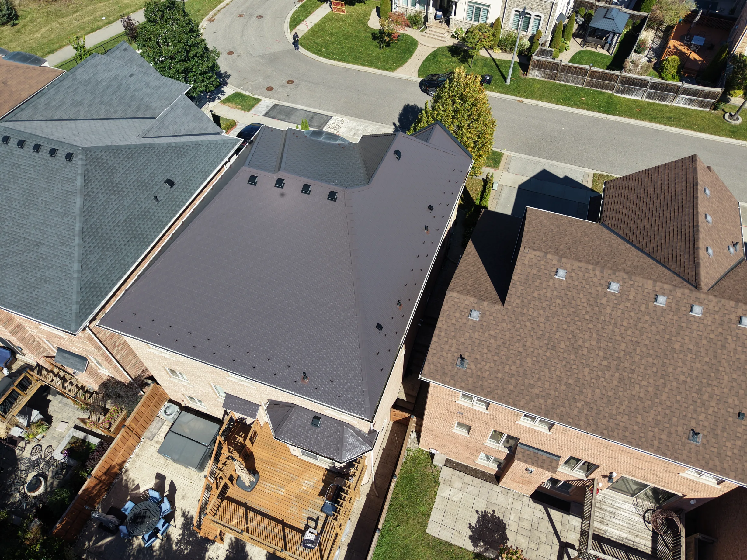 Tudor Brown Interlock Cedar Shingle aluminum roof on a Tudor brown metal roof on a two-storey brick home in an, Oakville, Ontario