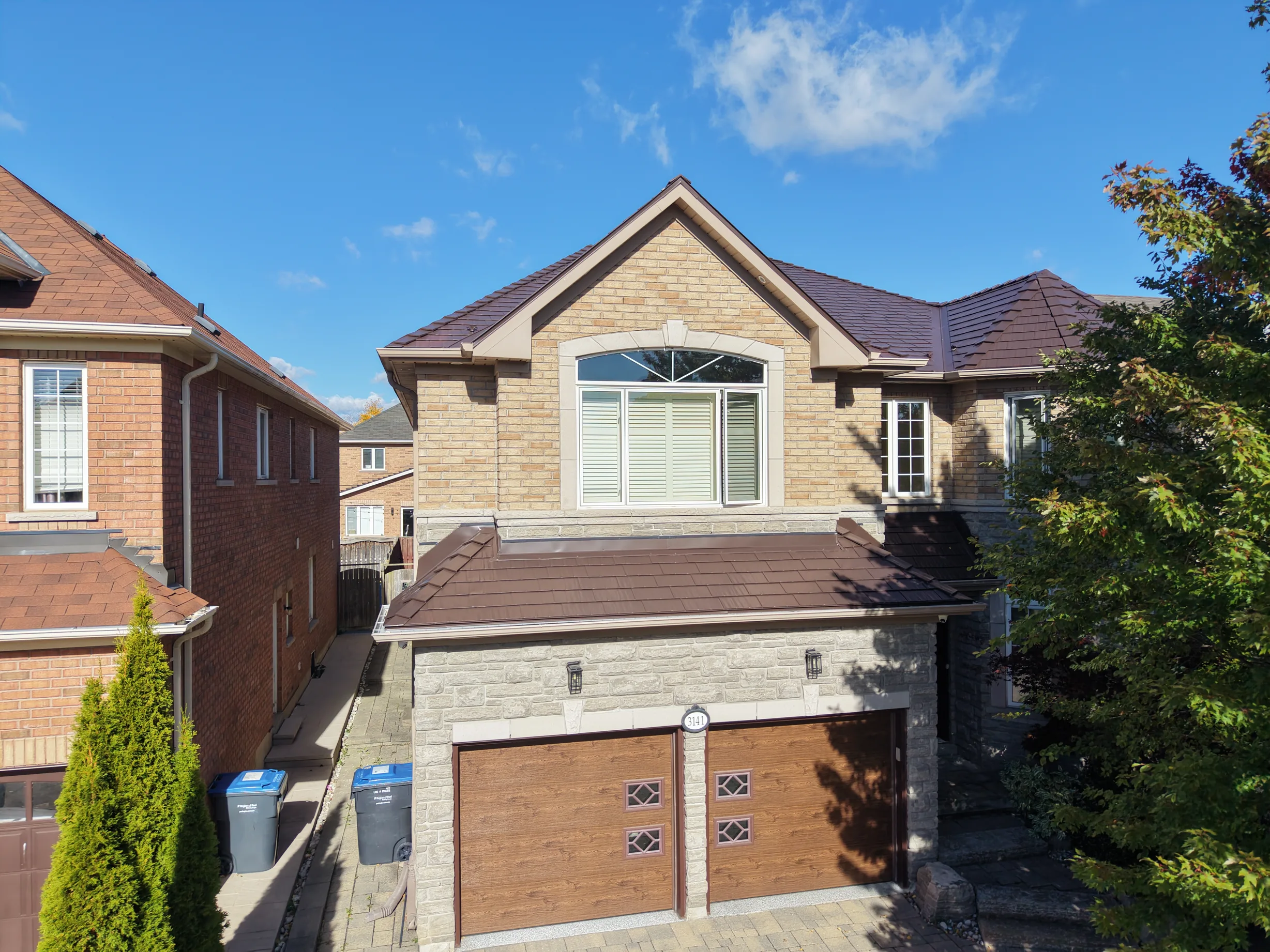 Interlock Aluminum Cedar Shingle Metal Roofing – Colonial Brown | Mississauga, ON (Front elevation)
