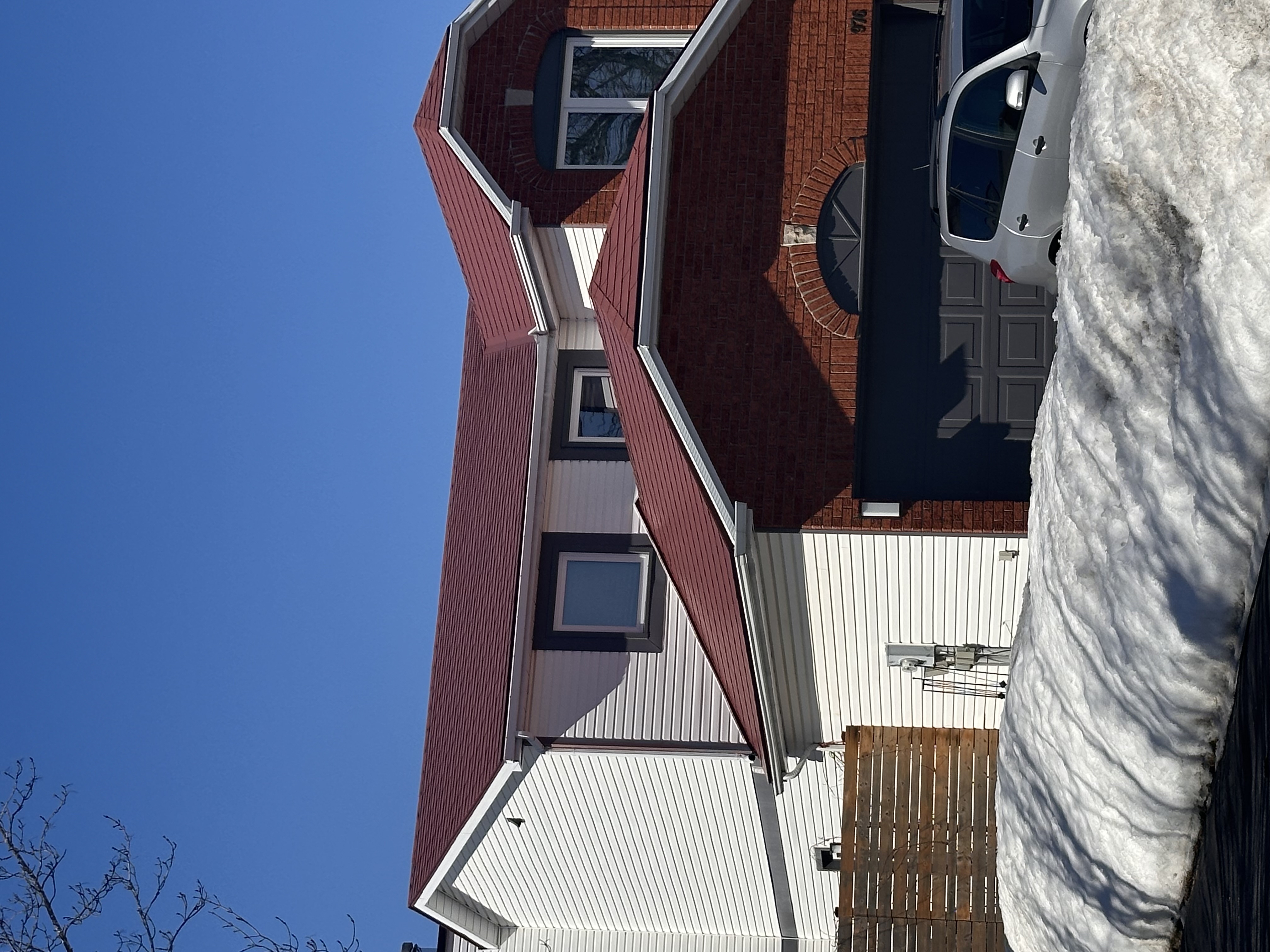 Interlock Aluminum Shingle Metal Roofing – Tile Red | Orleans, ON (Front-left elevation)