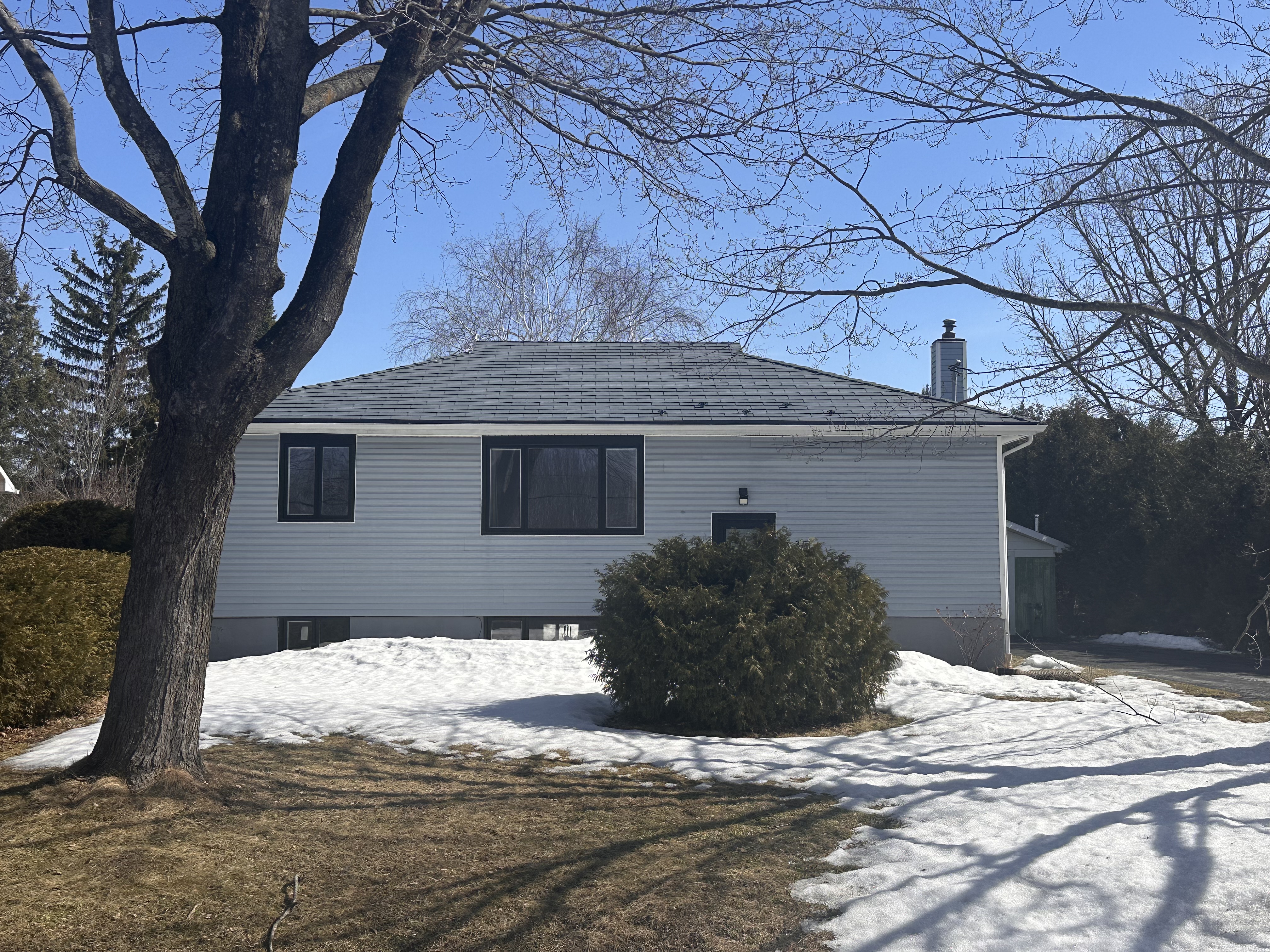 Interlock Aluminum Shingle Metal Roofing – Charcoal Grey | Ottawa, ON (Side elevation)