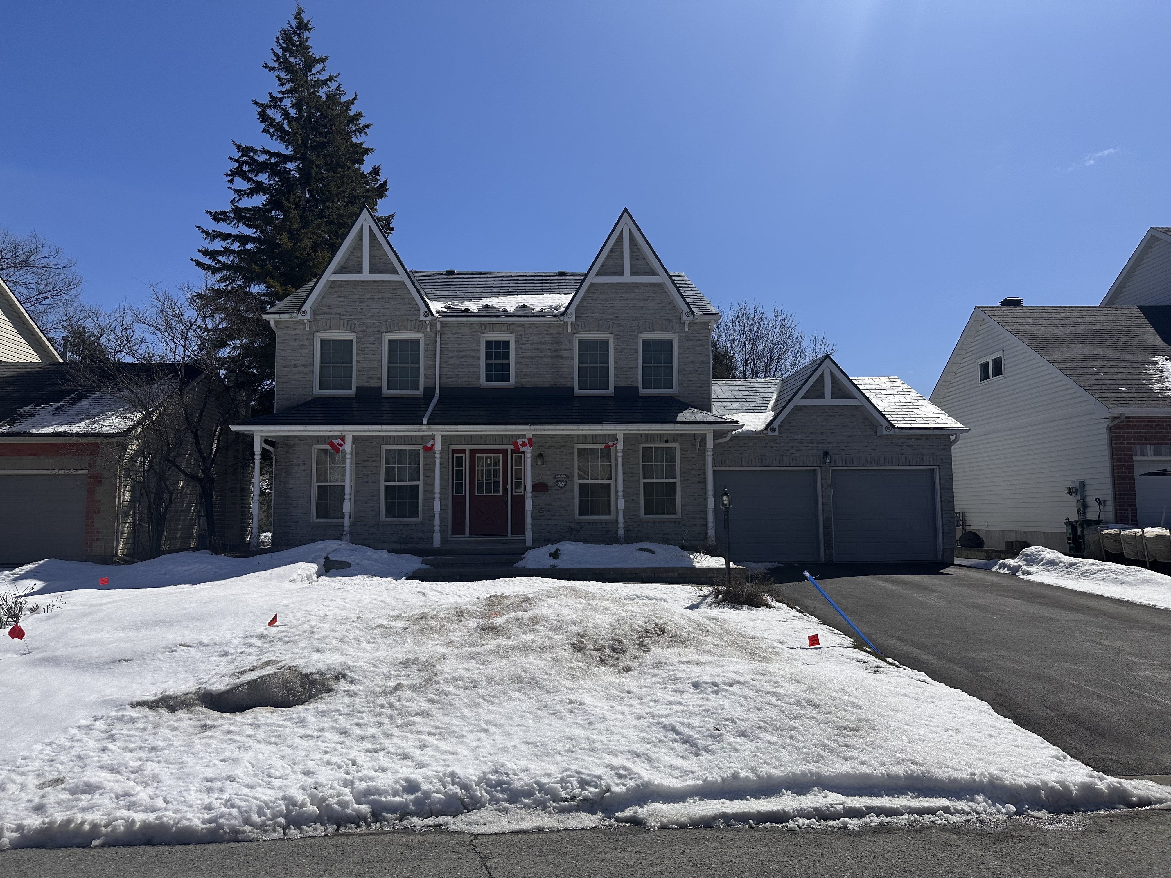 Interlock Aluminum Shingle Metal Roofing – Charcoal Grey | Stittsville, ON (Front elevation)
