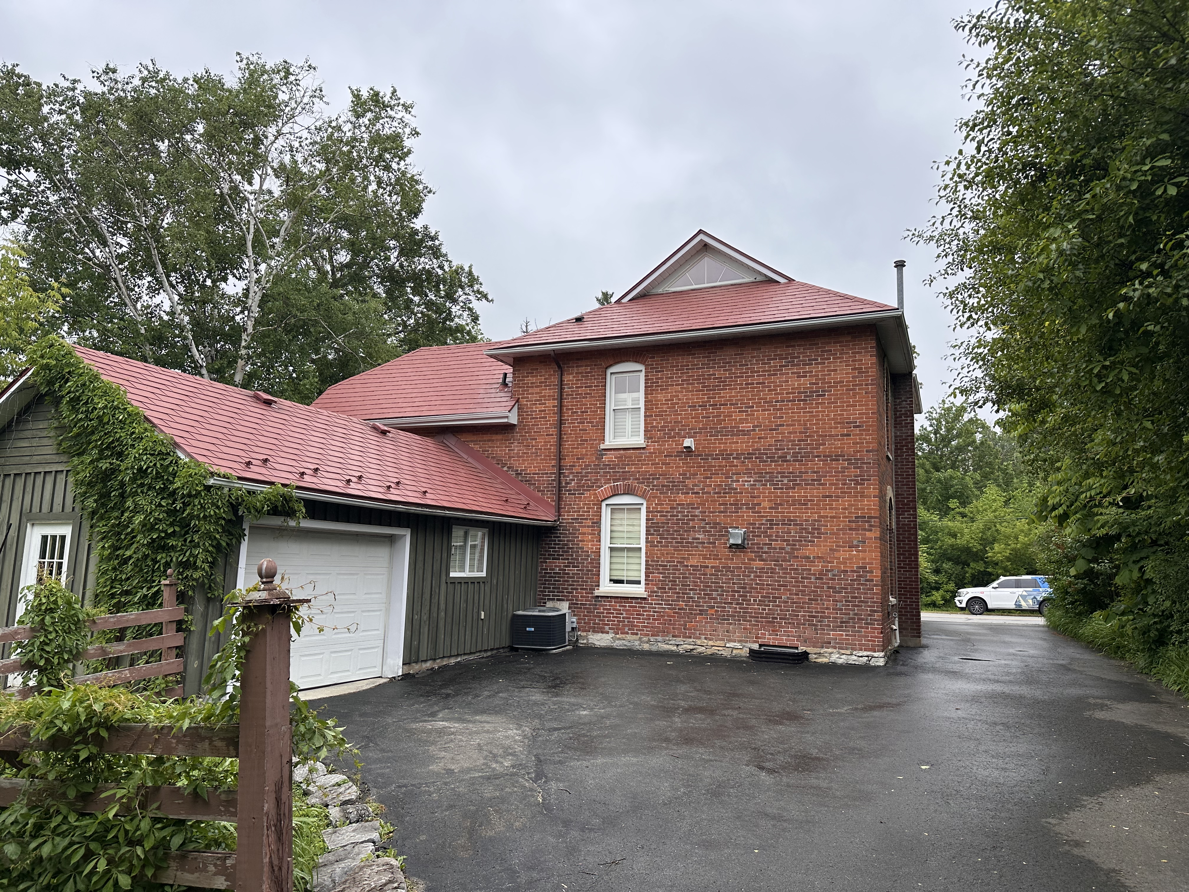 Interlock Aluminum Shingle Metal Roofing – Tile Red | Almonte, ON (Rear elevation)