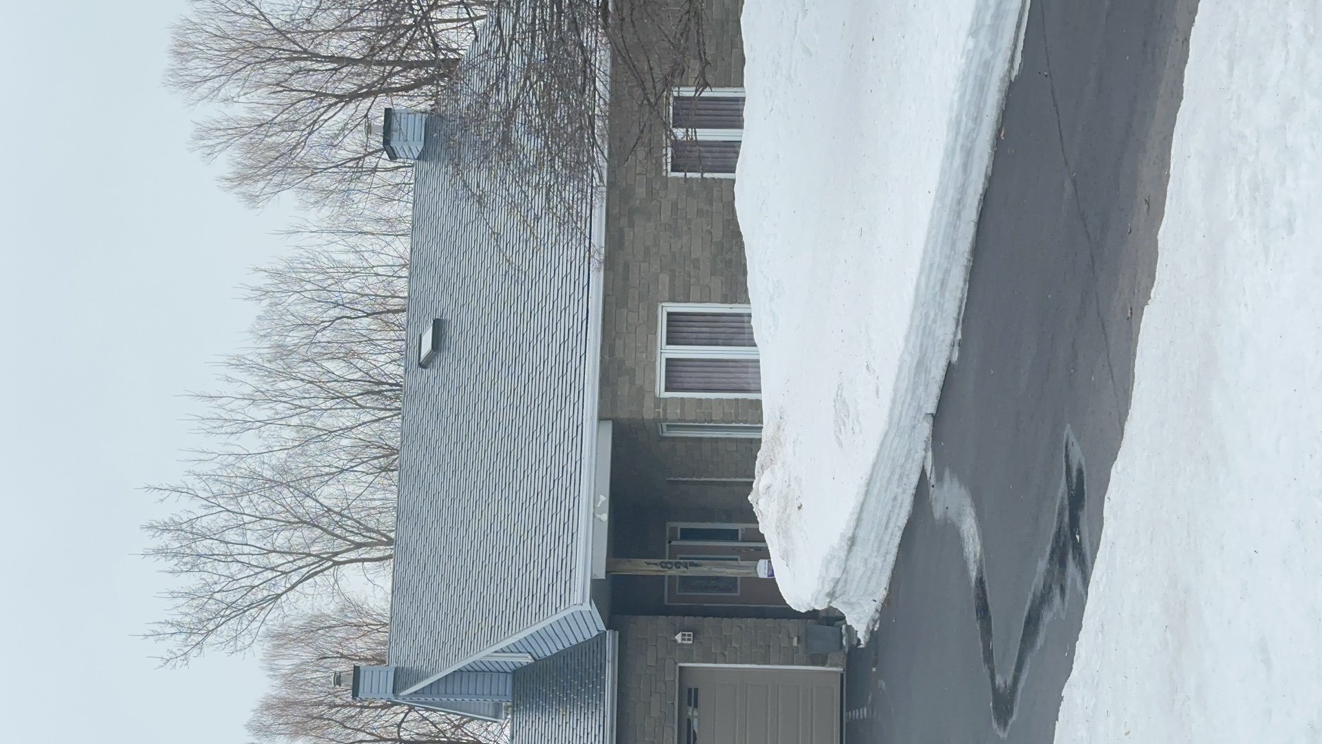 Interlock Aluminum Slate Metal Roofing – Charcoal Grey | Navan, ON (Close-up)