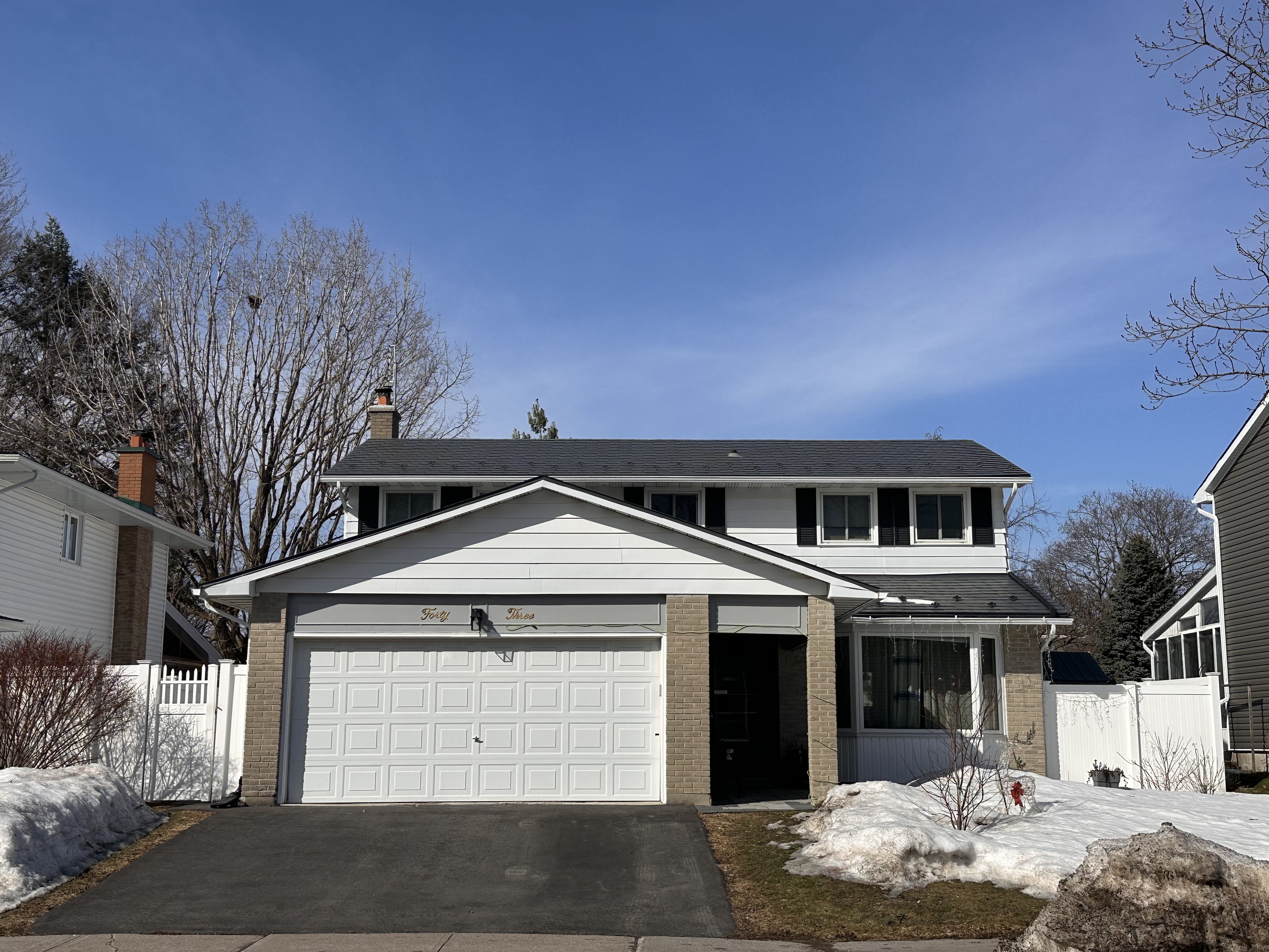 Interlock Aluminum Shingle Metal Roofing – Charcoal Grey | Gloucester, ON (Street view)