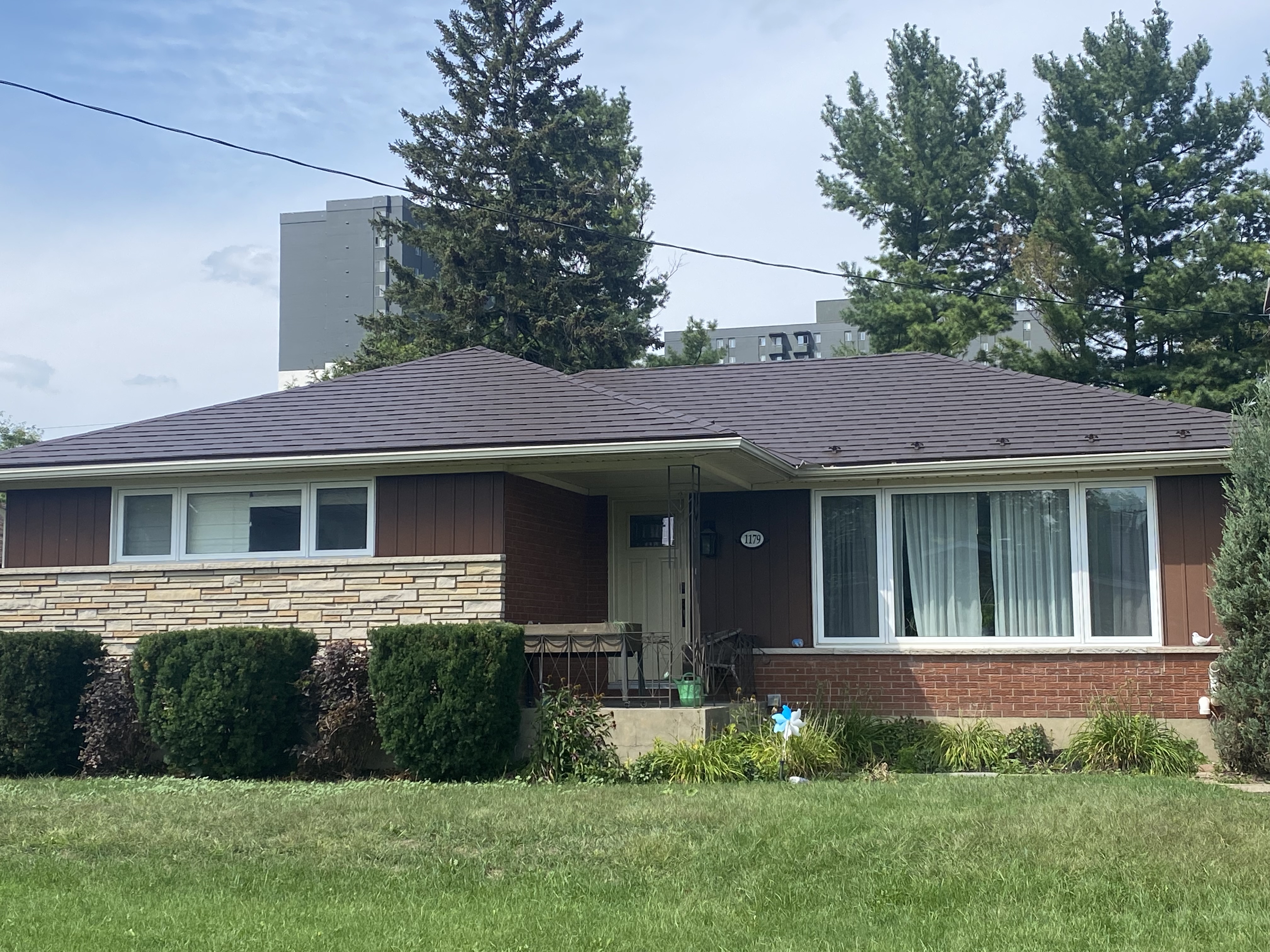 Interlock Aluminum Shingle Metal Roofing – Colonial Brown | Ottawa, ON (Front-right elevation)