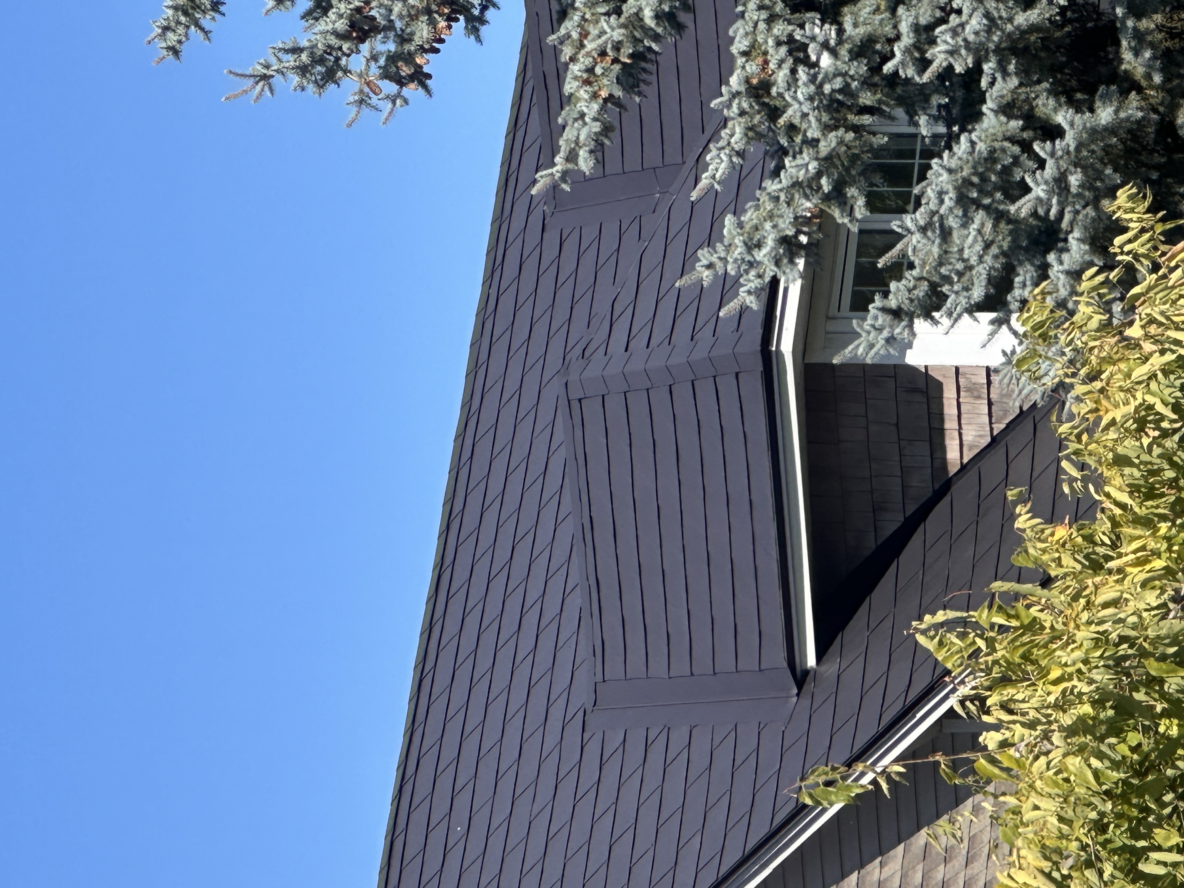 Interlock Aluminum Slate Metal Roofing – Black | Ottawa, ON (Close-up)