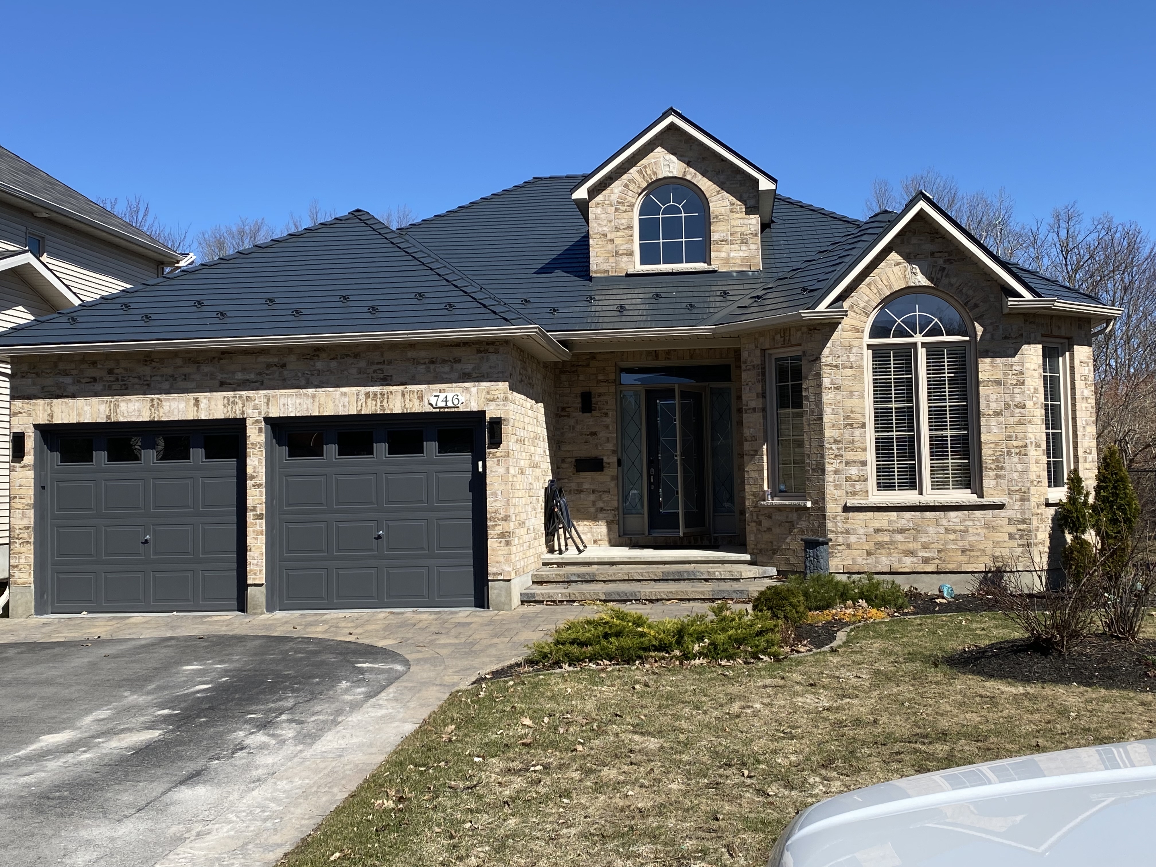 Interlock Aluminum Cedar Shingle Metal Roofing – Deep Charcoal | Ottawa, ON (Front elevation)