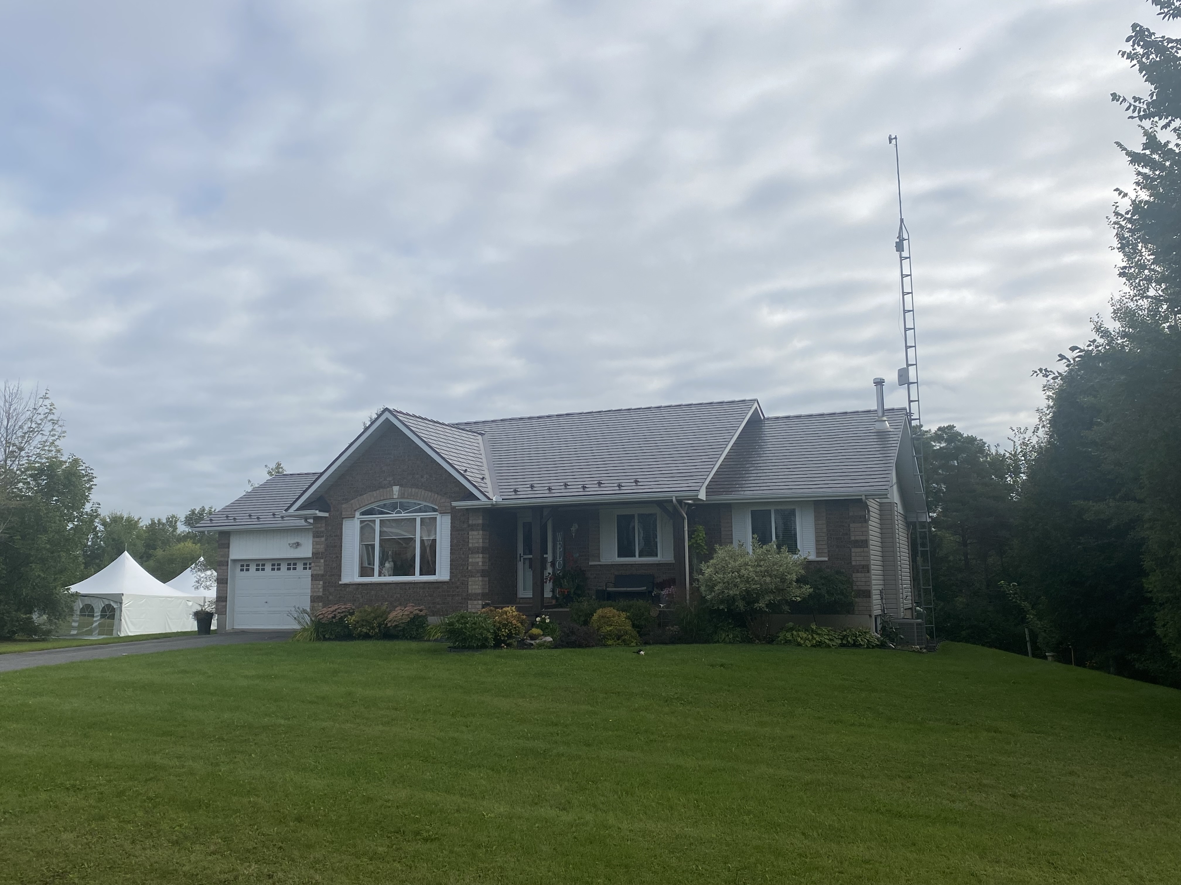 Interlock Aluminum Slate Metal Roofing – Tudor Brown | Winchester, ON (Front-right elevation)