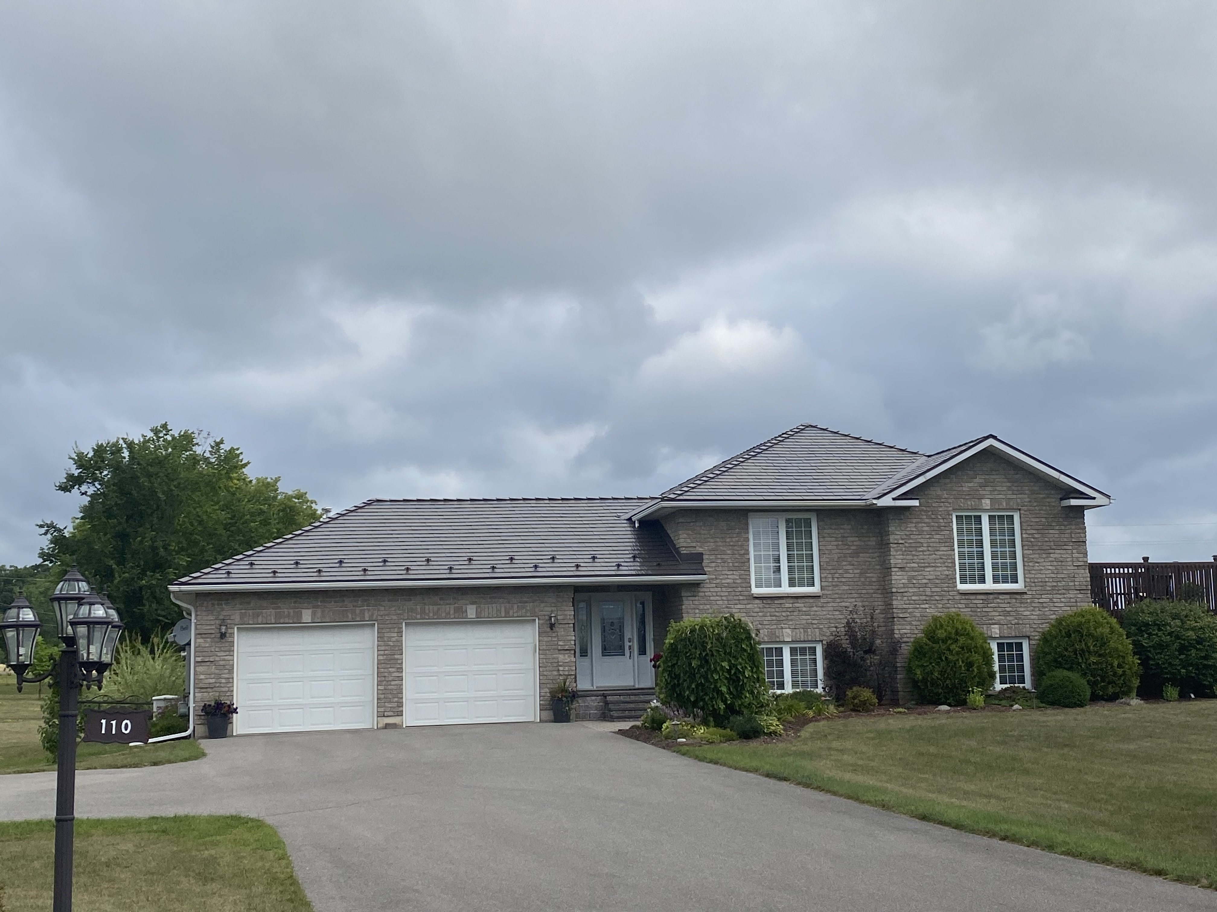 Interlock Aluminum Cedar Shingle Metal Roofing – Tudor Brown | Frankford, ON (Front elevation)
