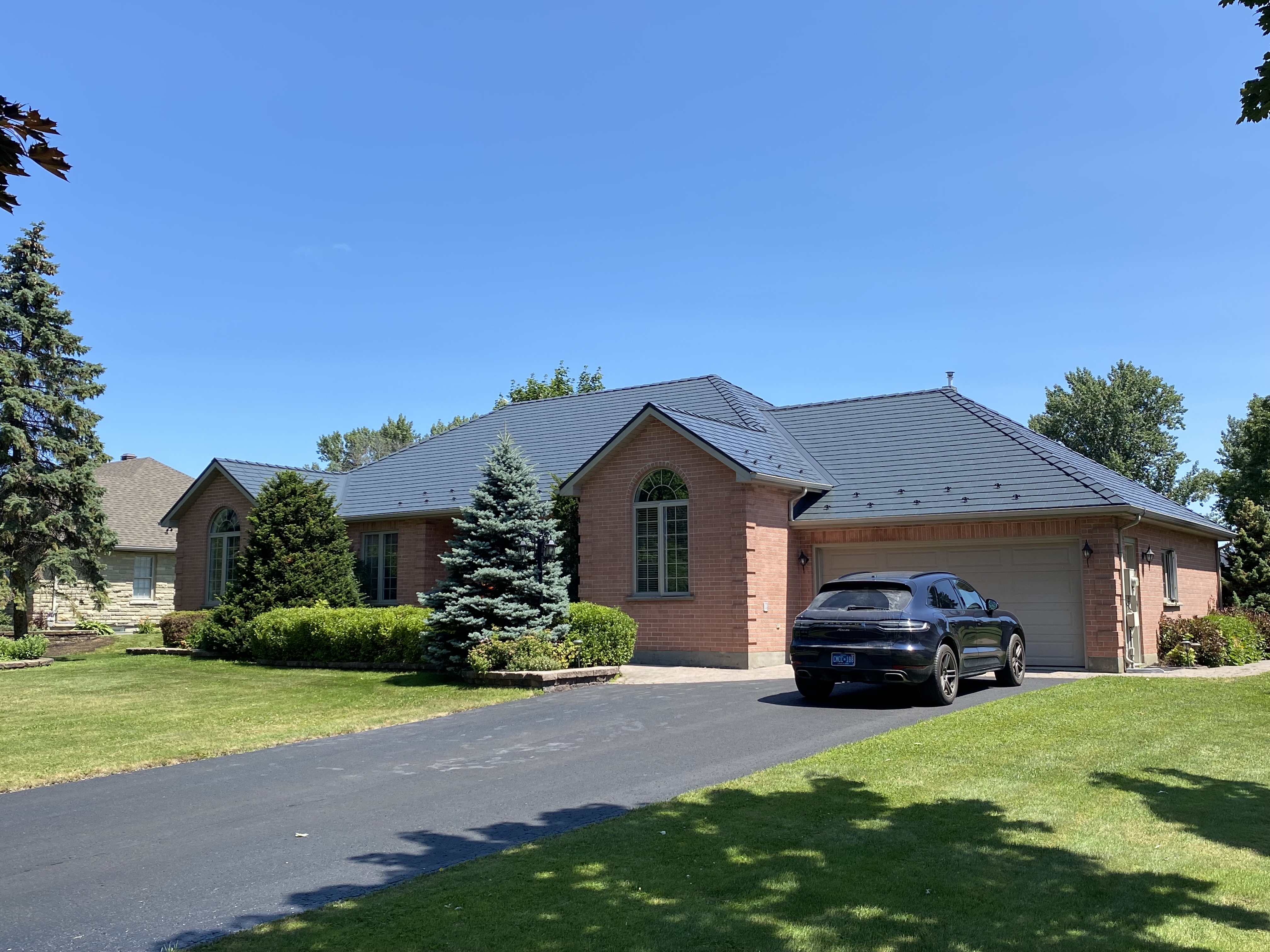 Interlock Aluminum Slate Metal Roofing – Deep Charcoal | Cornwall, ON (Front-right elevation)