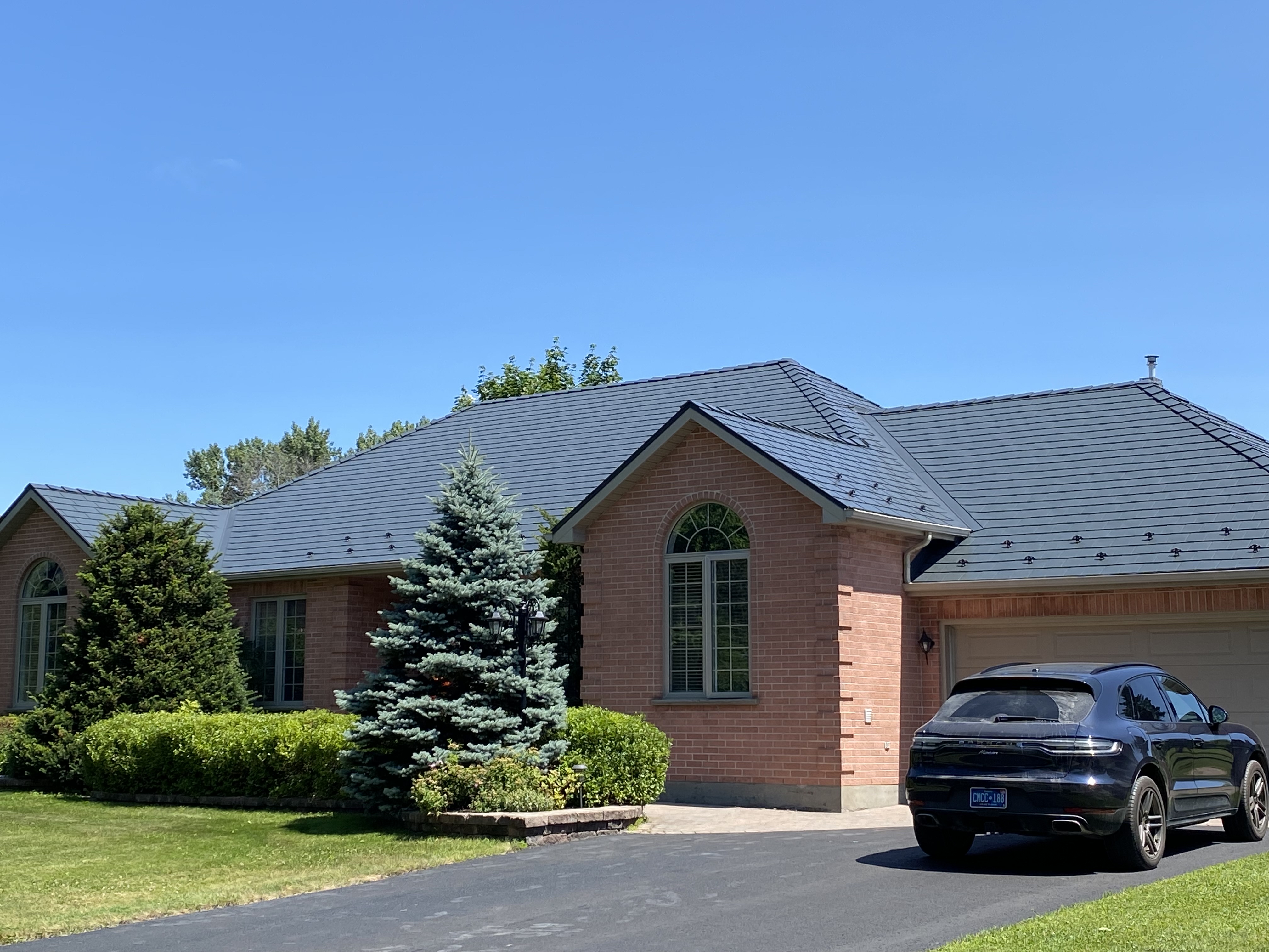 Interlock Aluminum Slate Metal Roofing – Deep Charcoal | Cornwall, ON (Front elevation)