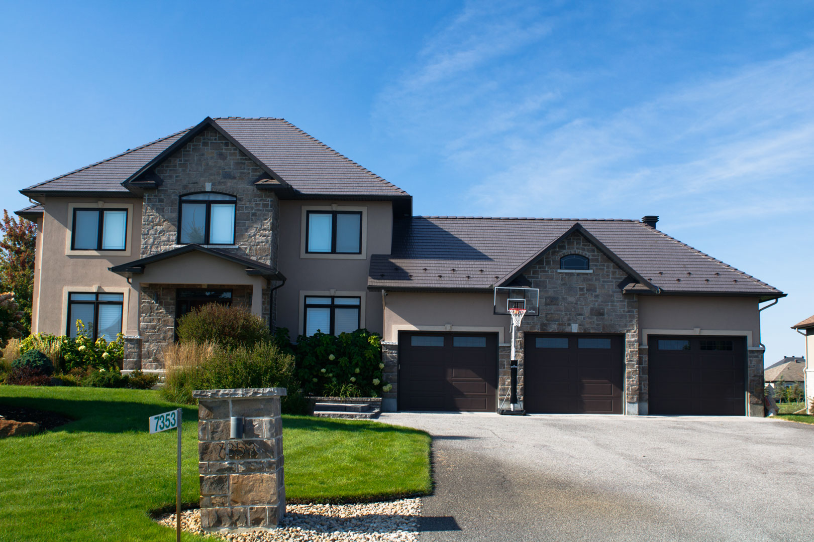 Interlock Aluminum Cedar Shingle Metal Roofing – Tudor Brown | Greely, ON (Front elevation)