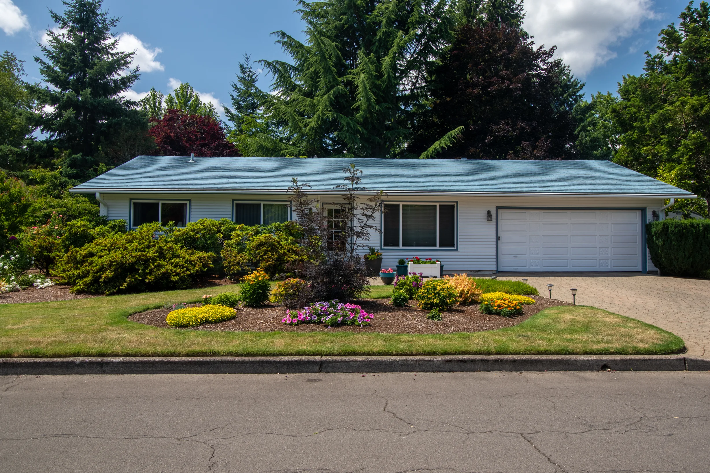 Charcoal Grey Interlock Shingle aluminum roof on a ranch-style home with a grey metal roof in a forested, Hillsboro, Oregon