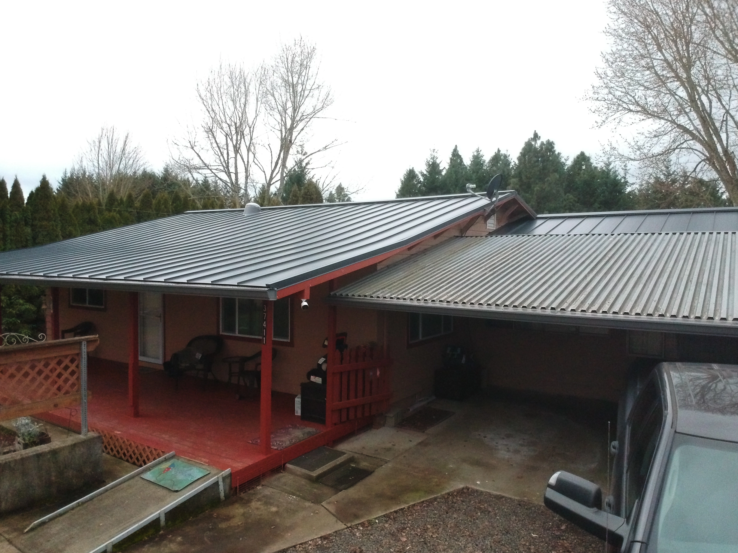 Deep Charcoal Interlock Standing Seam aluminum roof on a Deep Charcoal metal roof on a one-storey home in the woods, Scio, Oregon